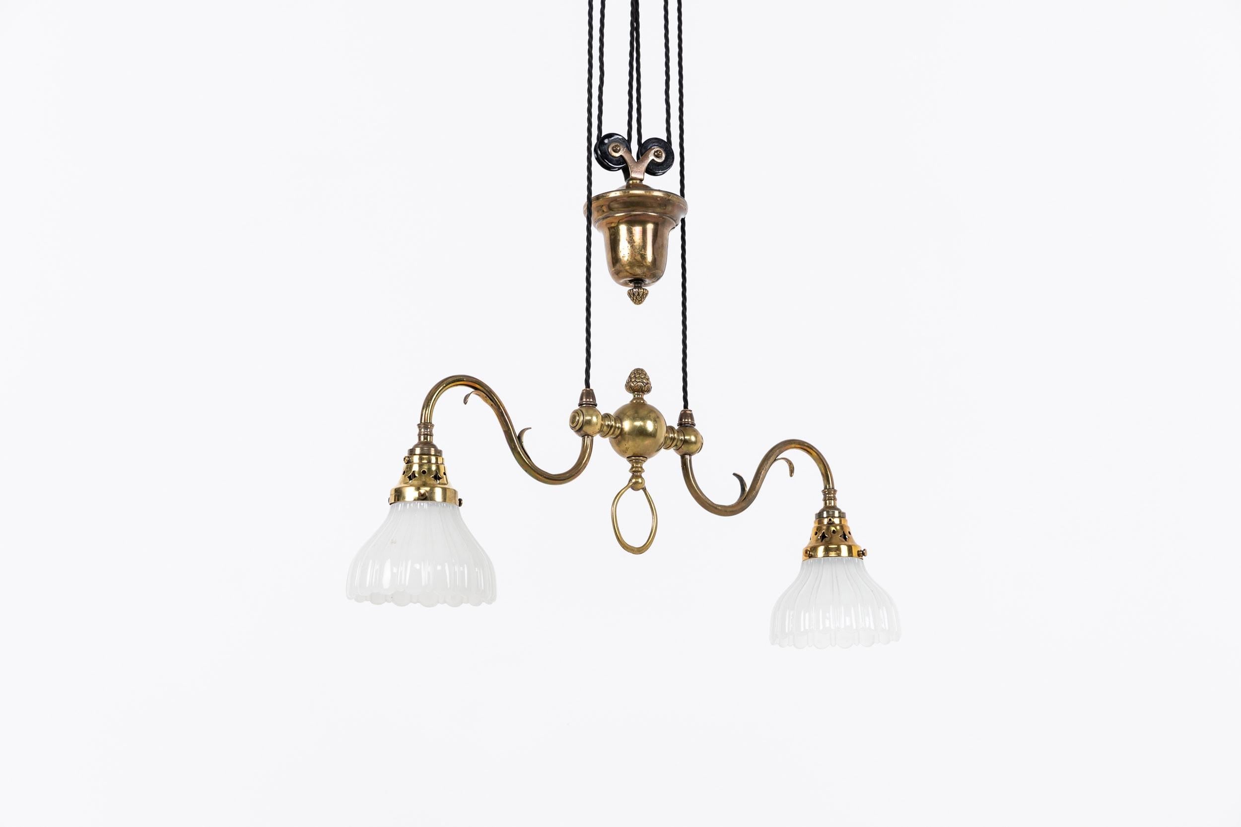 Pressato Lampada da soffitto in ottone antico GEC Rise and Fall Moonstone Glass, 1920 ca. in vendita