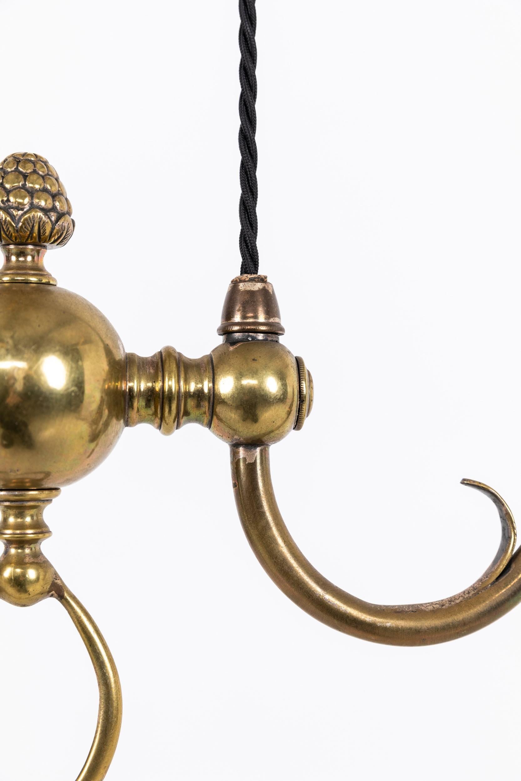 Lampada da soffitto in ottone antico GEC Rise and Fall Moonstone Glass, 1920 ca. In condizioni buone in vendita a London, GB