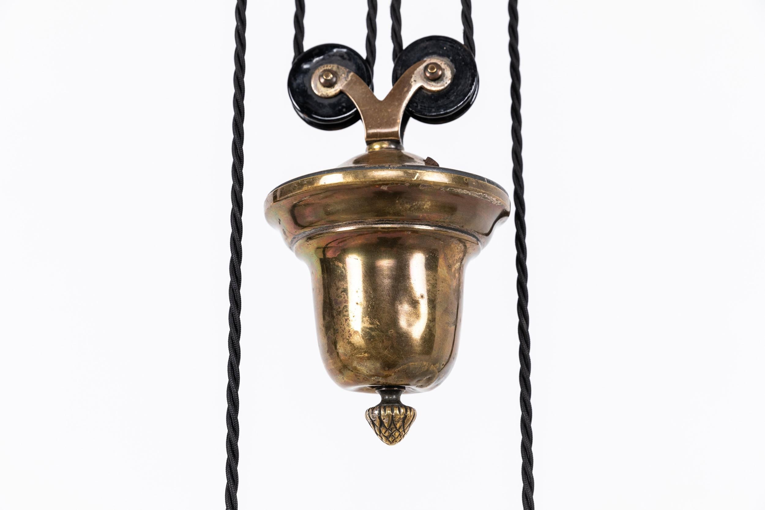 Inizio XX secolo Lampada da soffitto in ottone antico GEC Rise and Fall Moonstone Glass, 1920 ca. in vendita