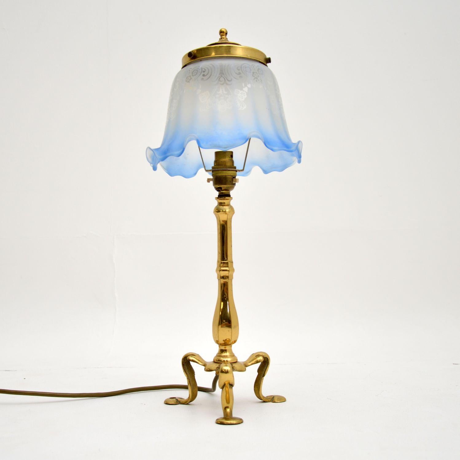 A beautiful antique table lamp in solid brass, with an exquisite blue glass shade. This was made in England, it dates from around the 1930-1950’s.

It is of excellent quality, the shade has a gorgeous shape and lovely etched decorations. The