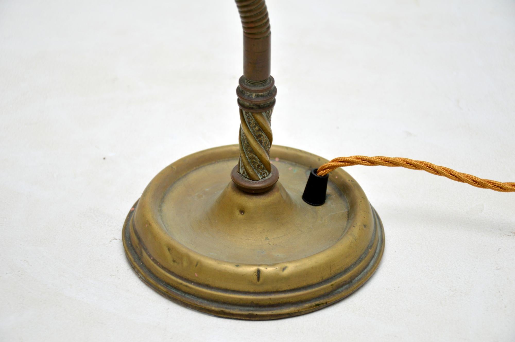 Lampe de bureau col de cygne en laiton antique en vente 2