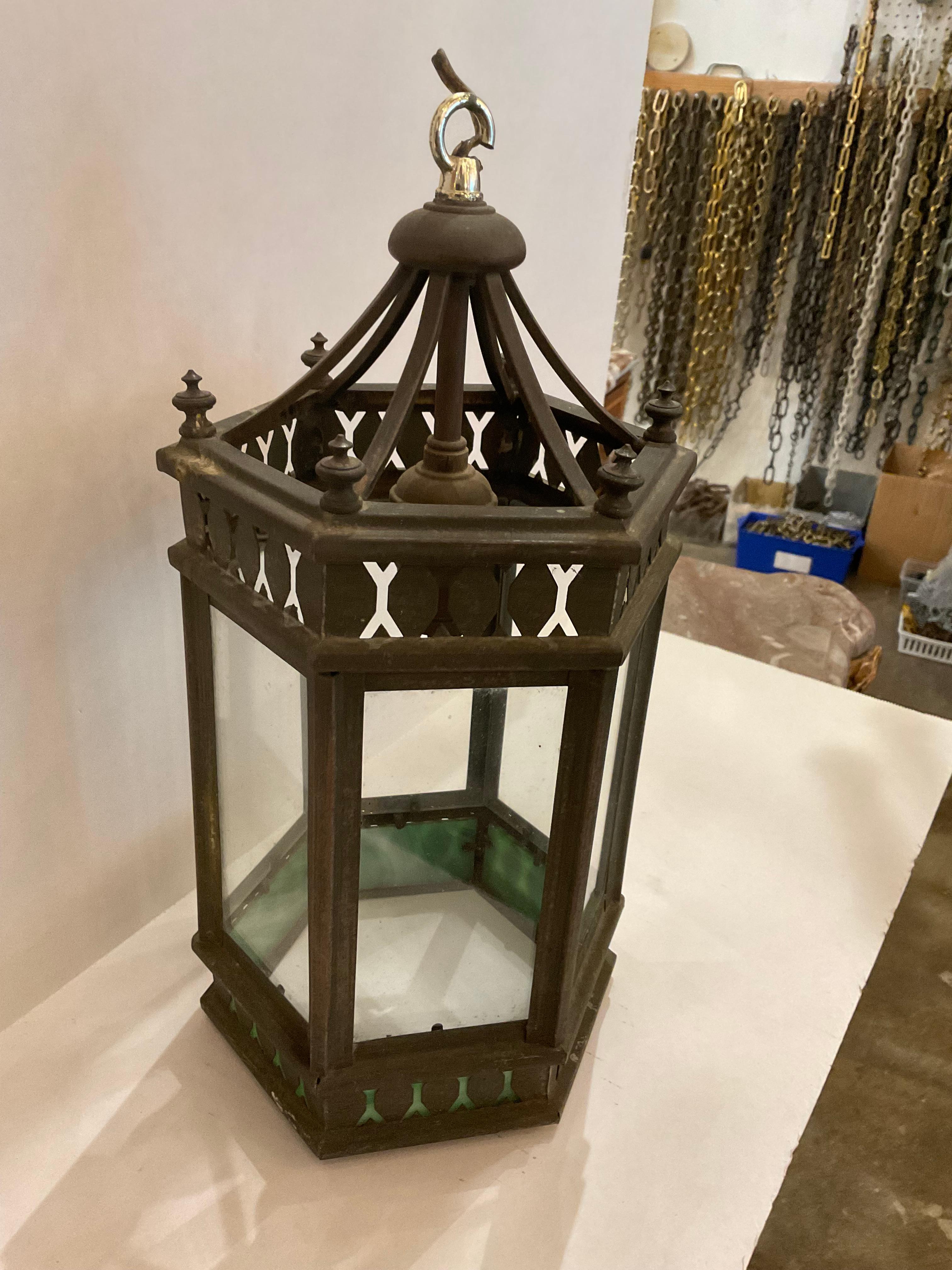 Questo annuncio presenta un ciondolo o una lanterna in ottone antico in stile Gothic Revival. Questo ciondolo presenta bellissimi dettagli come i diamanti intagliati e uno splendido vetro verde chiaro che dona un delicato tocco di colore. 

Il