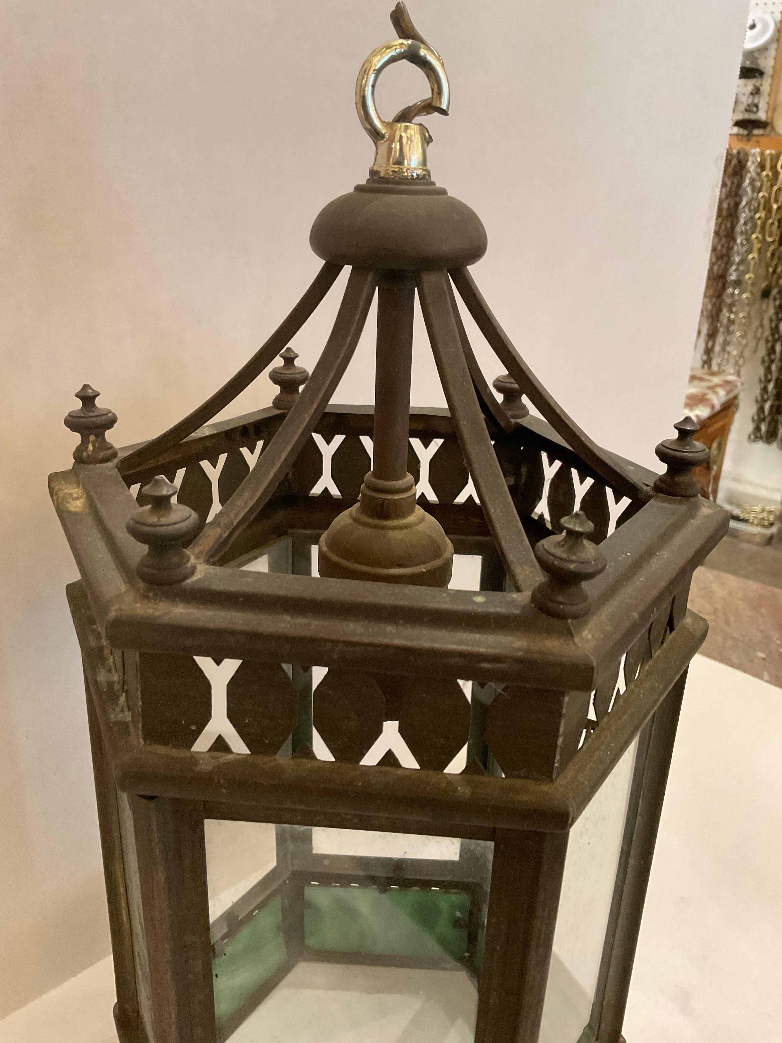 Ciondolo in ottone antico in stile gotico-revival In condizioni discrete in vendita a Dallas, TX