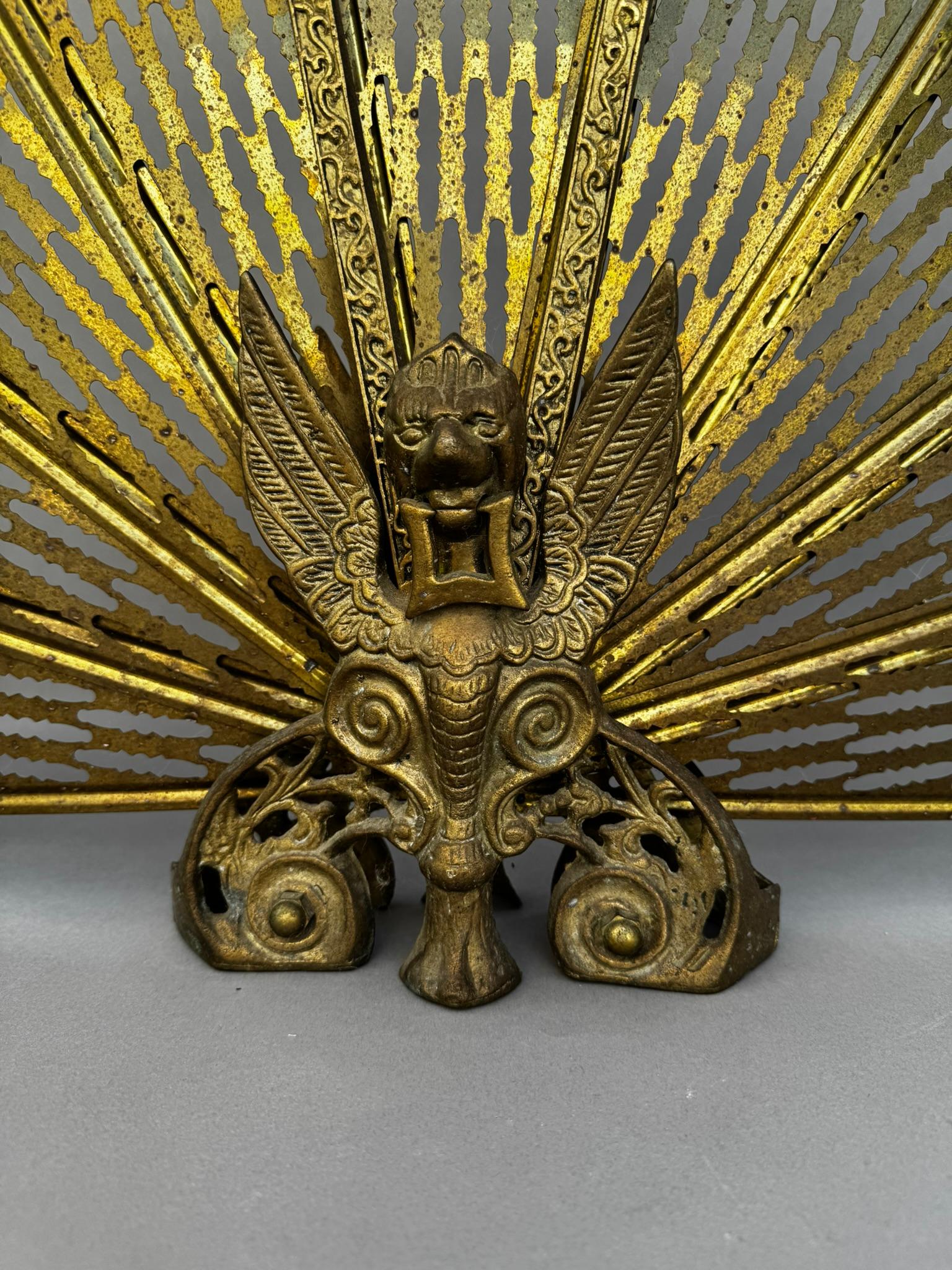Grifo de latón antiguo y pavo real plegable Fire Guard - Edwardian Chimenea c.1900s Eduardiano en venta