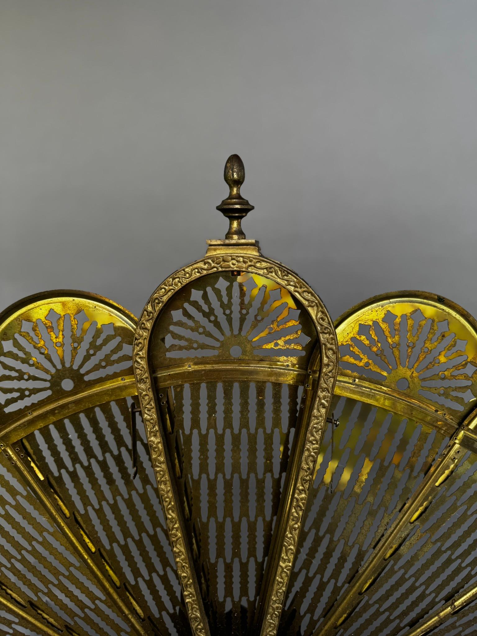 Grifo de latón antiguo y pavo real plegable Fire Guard - Edwardian Chimenea c.1900s Inglés en venta