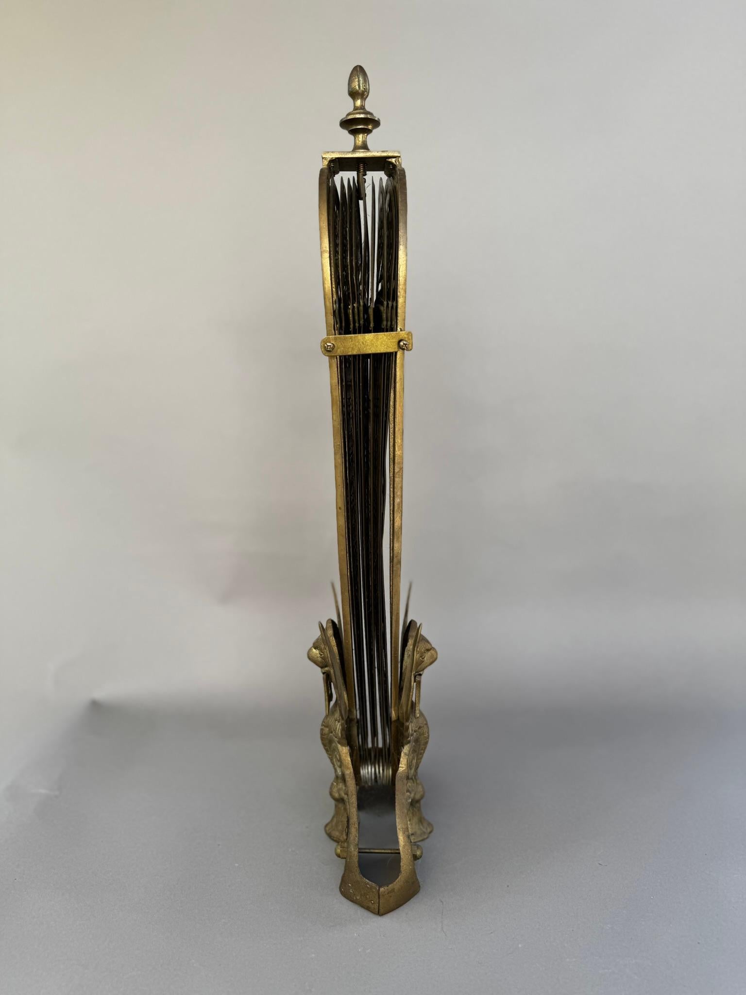 Grifo de latón antiguo y pavo real plegable Fire Guard - Edwardian Chimenea c.1900s Vaciado en venta