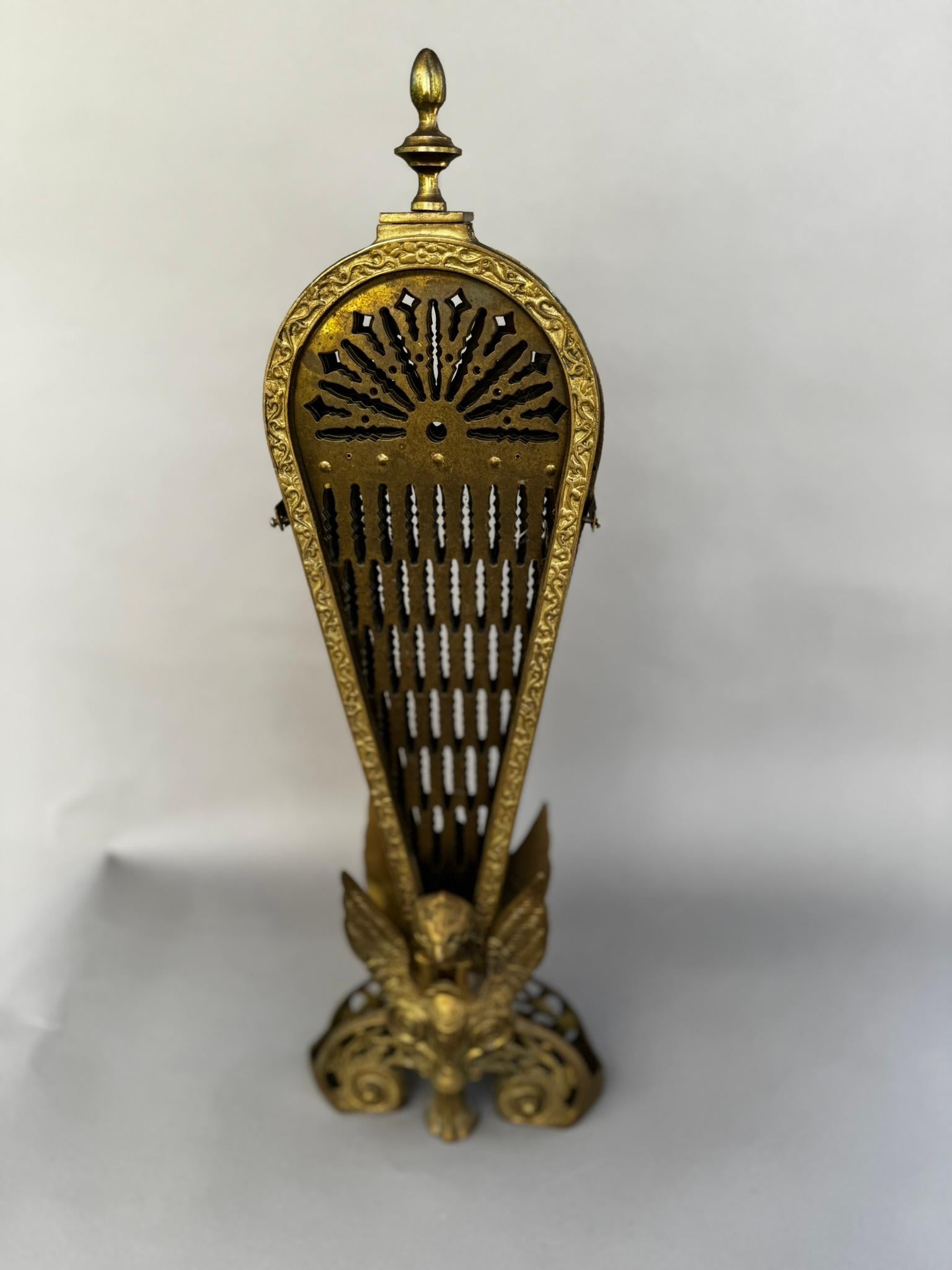 Grifo de latón antiguo y pavo real plegable Fire Guard - Edwardian Chimenea c.1900s en Bueno estado para la venta en West Hollywood, CA