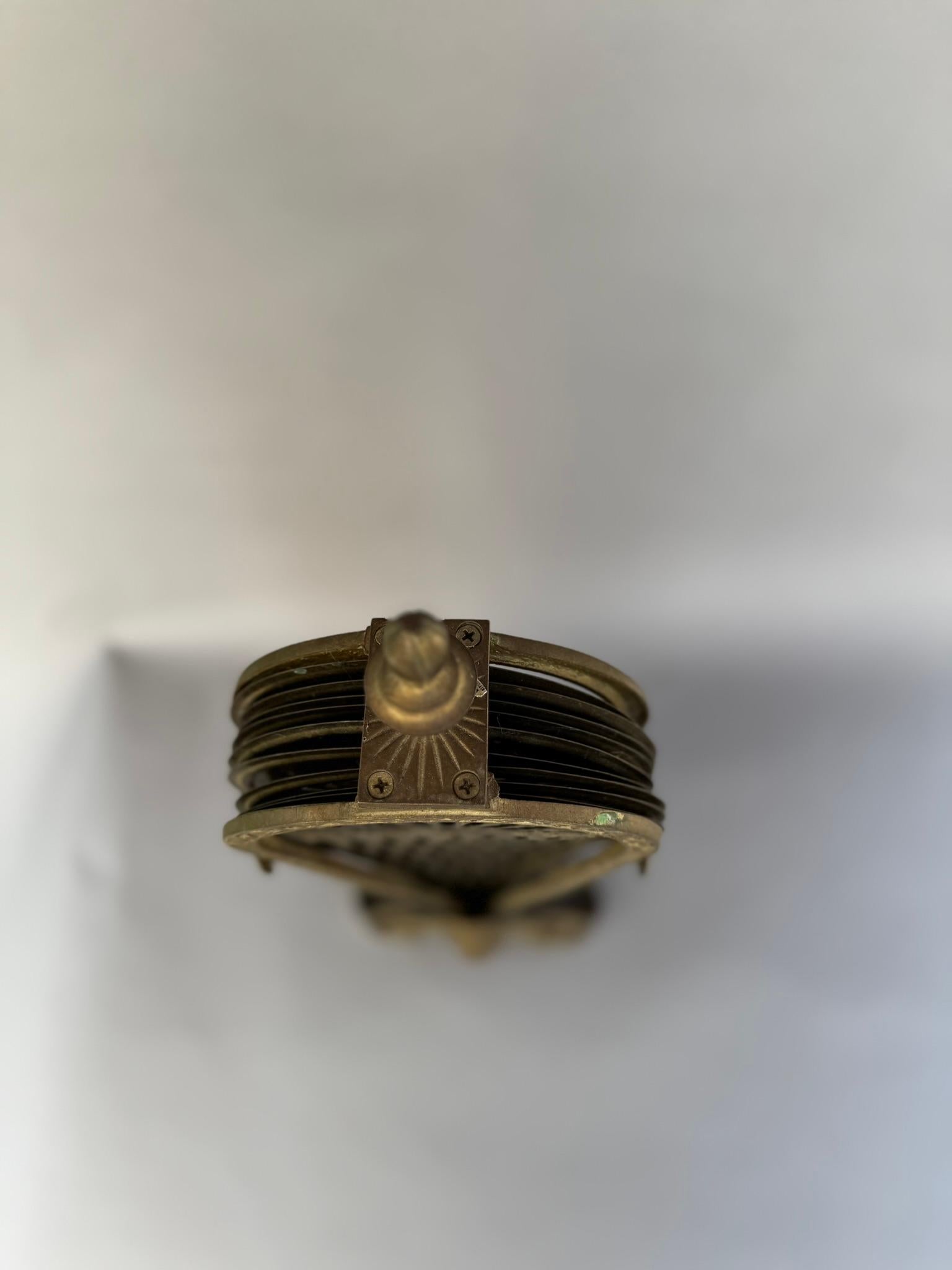 Grifo de latón antiguo y pavo real plegable Fire Guard - Edwardian Chimenea c.1900s principios del siglo XX en venta