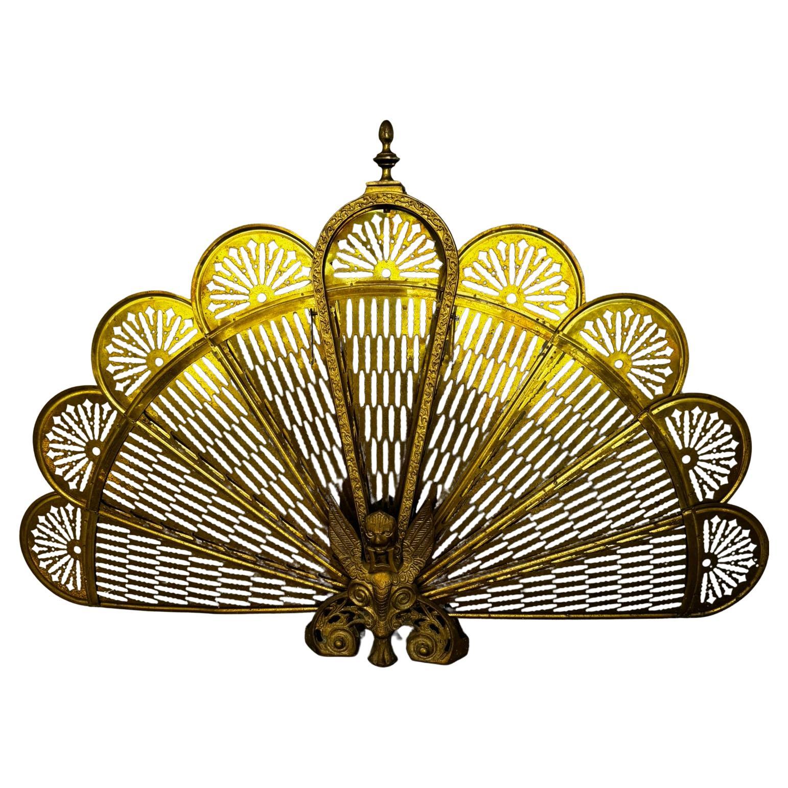 Grifo de latón antiguo y pavo real plegable Fire Guard - Edwardian Chimenea c.1900s en venta
