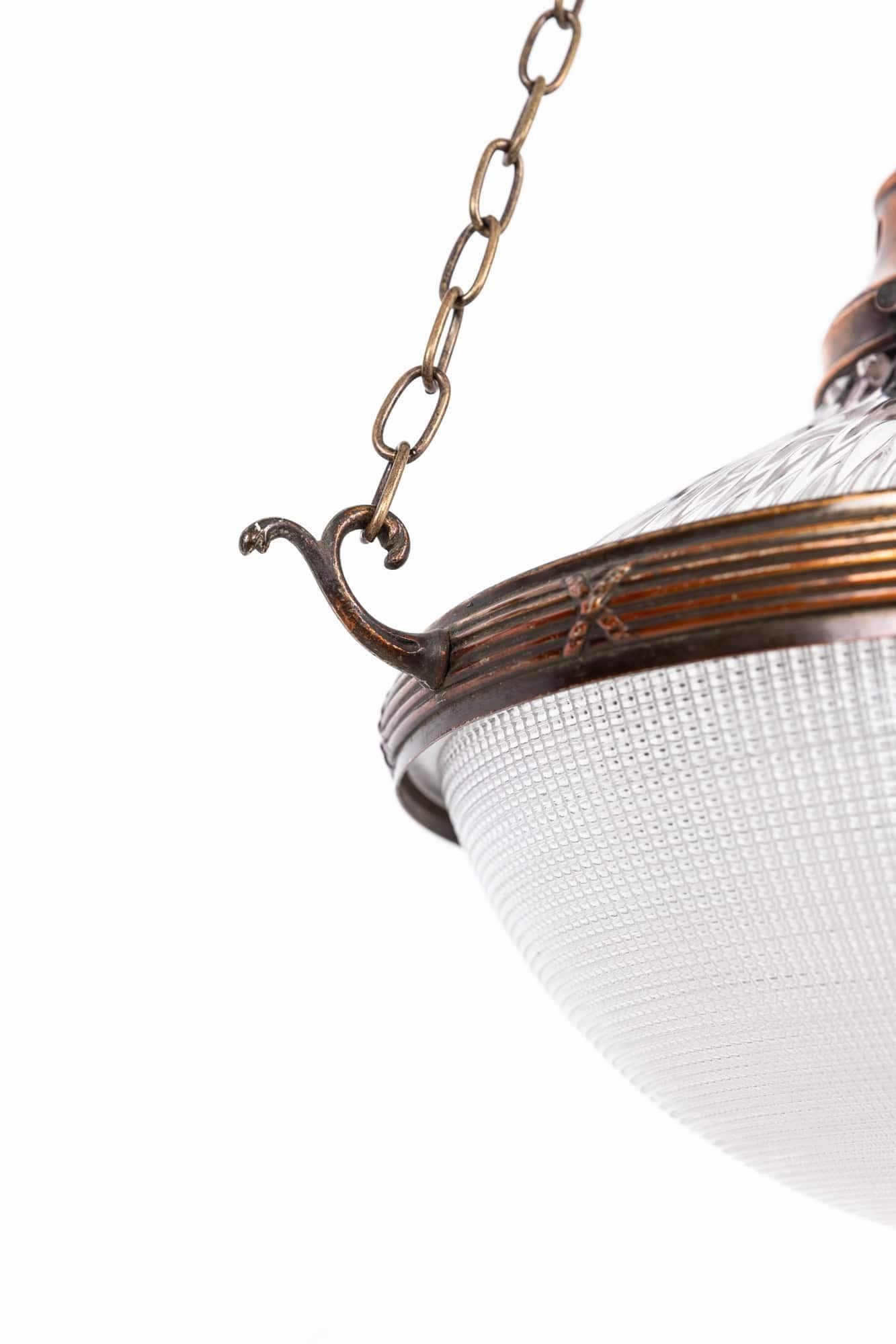 Una lampada a sospensione 'Blondel Stiletto' in vetro da 12 pollici di Holophane, ben presentata. C.C.

Paralumi in vetro prismatico in due parti con timbro Holophane sui bordi interni, anello decorativo in ottone a tre ganci, galleria e rosone