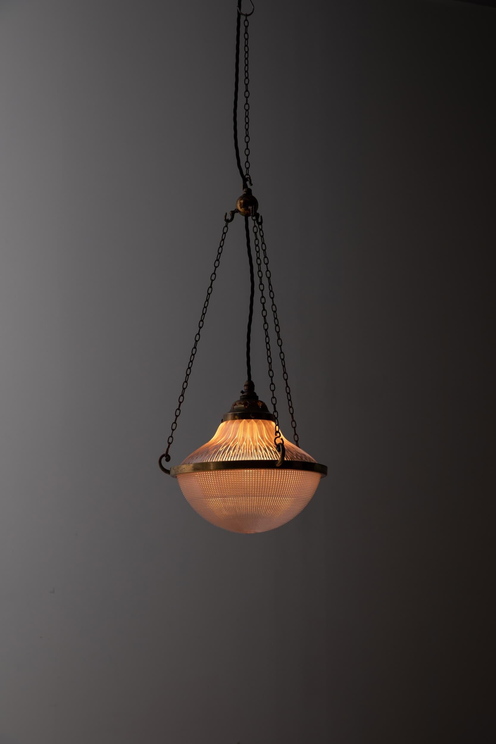 

Una plafoniera a sospensione 'Blondel Stiletto' in vetro di Holophane, molto ben presentata. C.C. 1920

Ciotola in vetro prismatico in due parti e piatto superiore con il timbro Holophane sul bordo interno, con elegante anello in ottone semplice,
