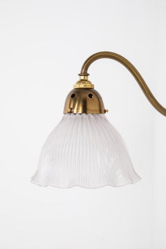 Lampada a parete in ottone antico con vetro Holophane, luce d'apparizione c.1930