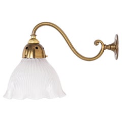 Lampada a parete in ottone antico con vetro Holophane, luce d'apparizione c.1930