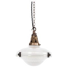 Lampada a sospensione in ottone antico Holophane 'Ripple-Lite' in vetro prismatico, 1920 ca.
