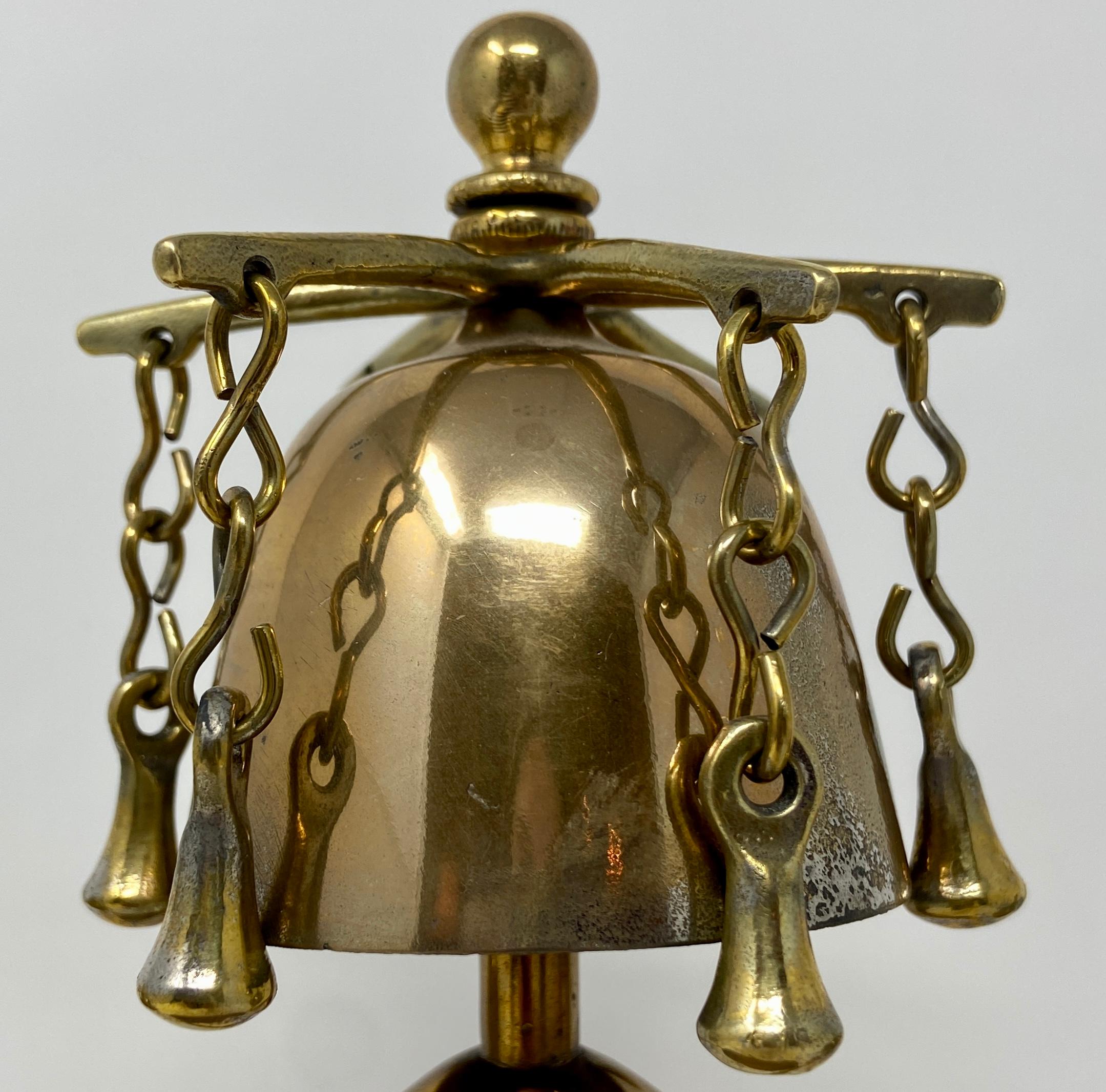 Antike Messing Pferd Hames Design Schlitten Glocken auf Stand, CIRCA 1900 (Unbekannt) im Angebot