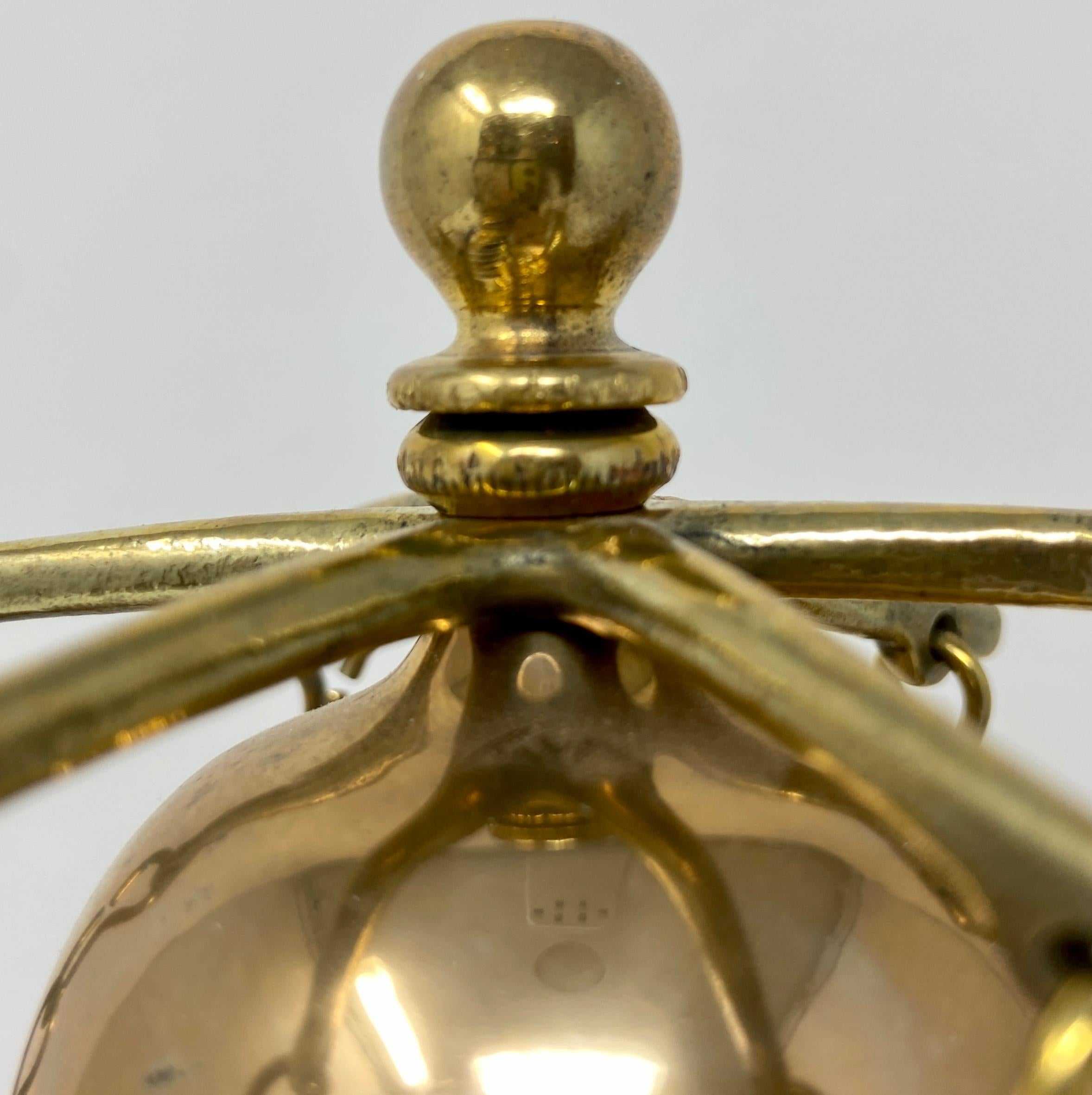 Antike Messing Pferd Hames Design Schlitten Glocken auf Stand, CIRCA 1900 im Zustand „Gut“ im Angebot in New Orleans, LA