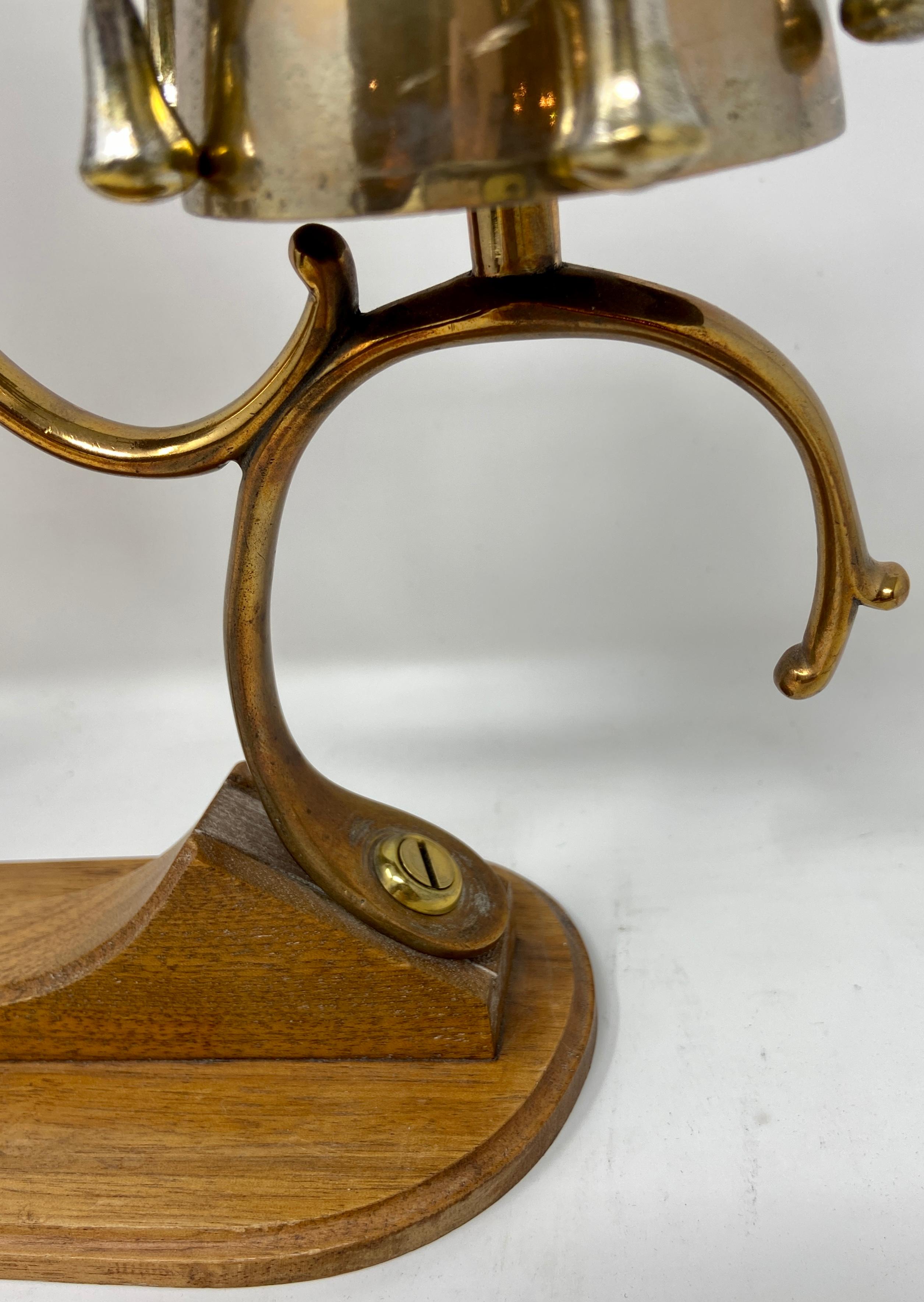Antike Messing Pferd Hames Design Schlitten Glocken auf Stand, CIRCA 1900 (20. Jahrhundert) im Angebot