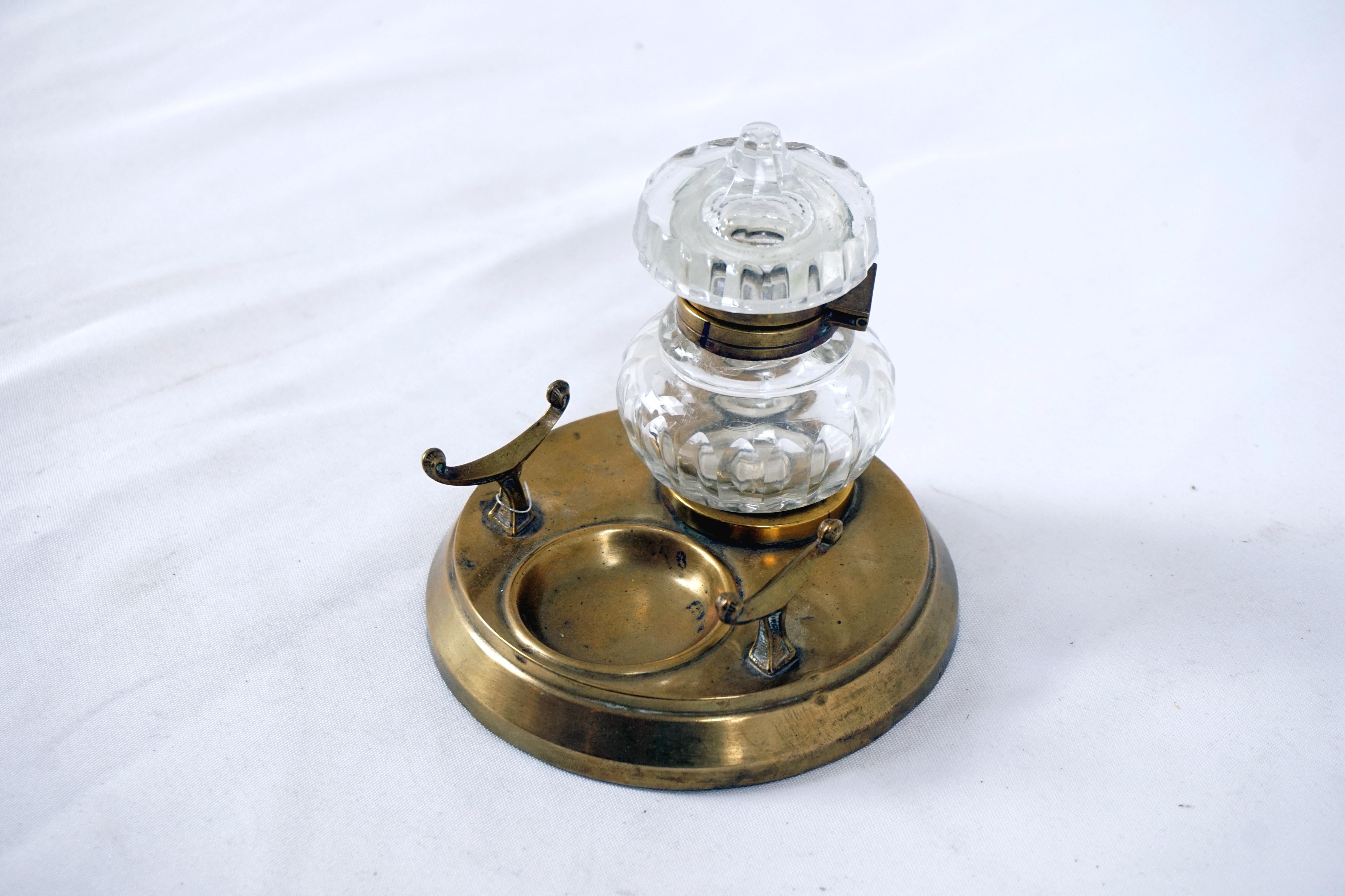 Antique brass inkstand, circular inkwell, with pen rest, Scotland 1910, H557

Scotland 1910
Brass and glass
Tall glass inkwell to the back
Dish for stamps in the centre
Pen rest to the front

H557

Measures: 4.25