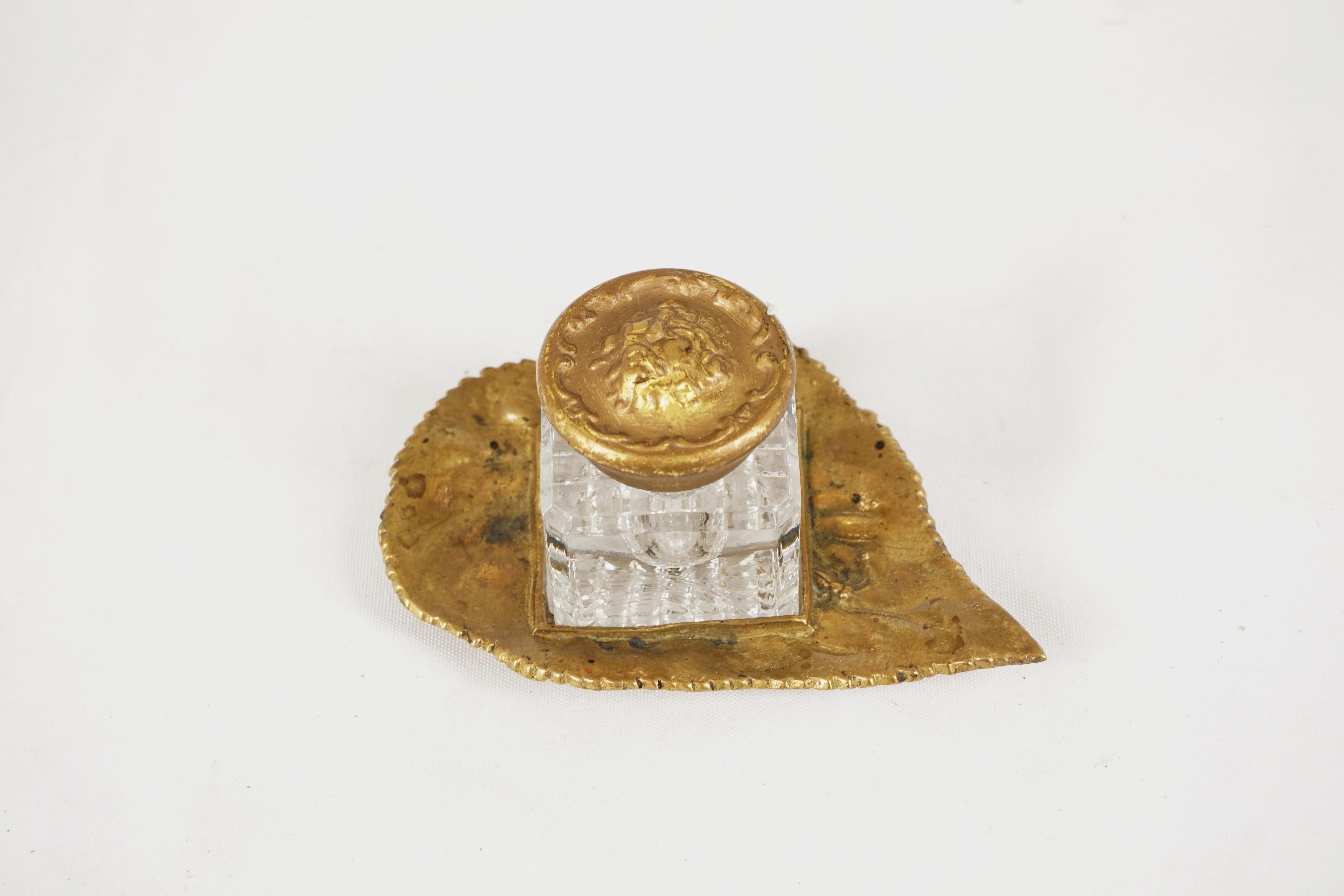 Antique Brass Inkstand, Leaf Form, Scotland 1910, H558

Scotland 1910
Brass + Glass
Embossed Lid
Cut Glass Inkwell Sitting In Brass Leaf 

H558

Measures: 4.5