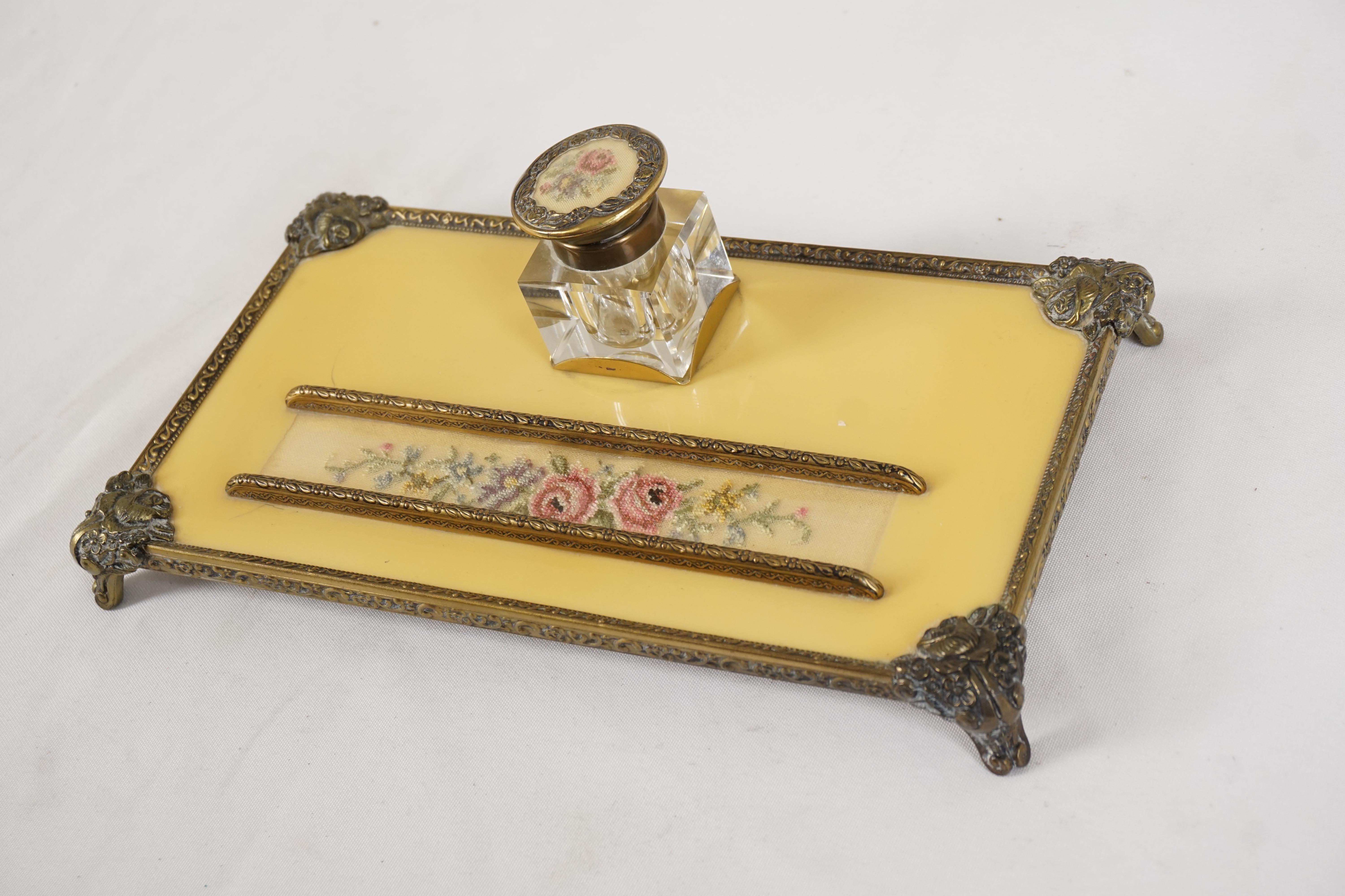 Antique brass inkstand, rectangular base, Scotland 1930, H559

Scotland 1930
Brass + Glass
Rectangular base with a square crystal inkwell with brass lid 
Pen holder to the front 
Decorated with floral embroidery 
All raised on four carved feet
