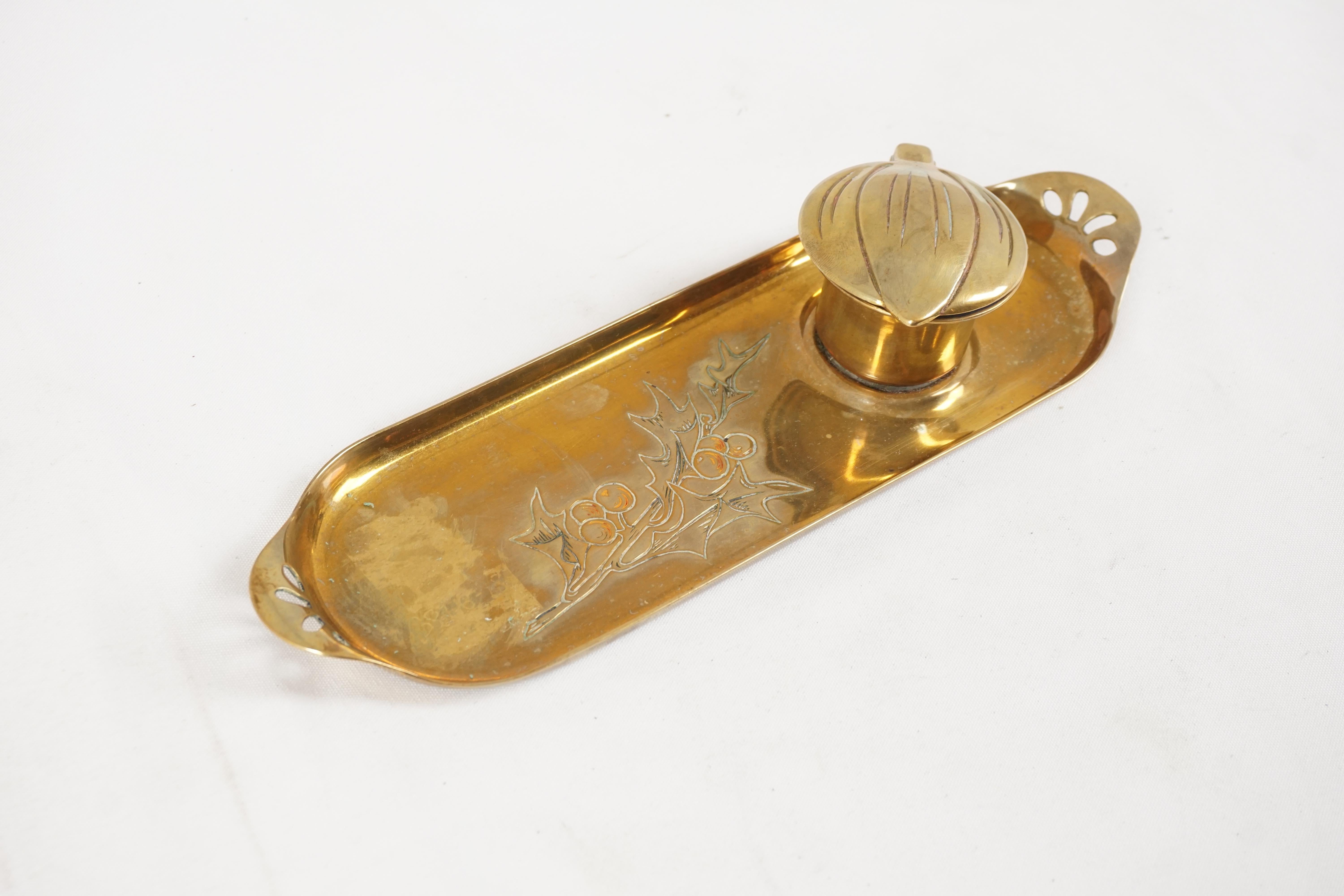 Antique brass inkstand, single inkwell, brass tray, Scotland 1920, B2780y

Scotland 1920
Brass Lid
Missing Liner 
Shaped Tray 
Decorated with a holly branch 

B2780Y

Measures: 9.5