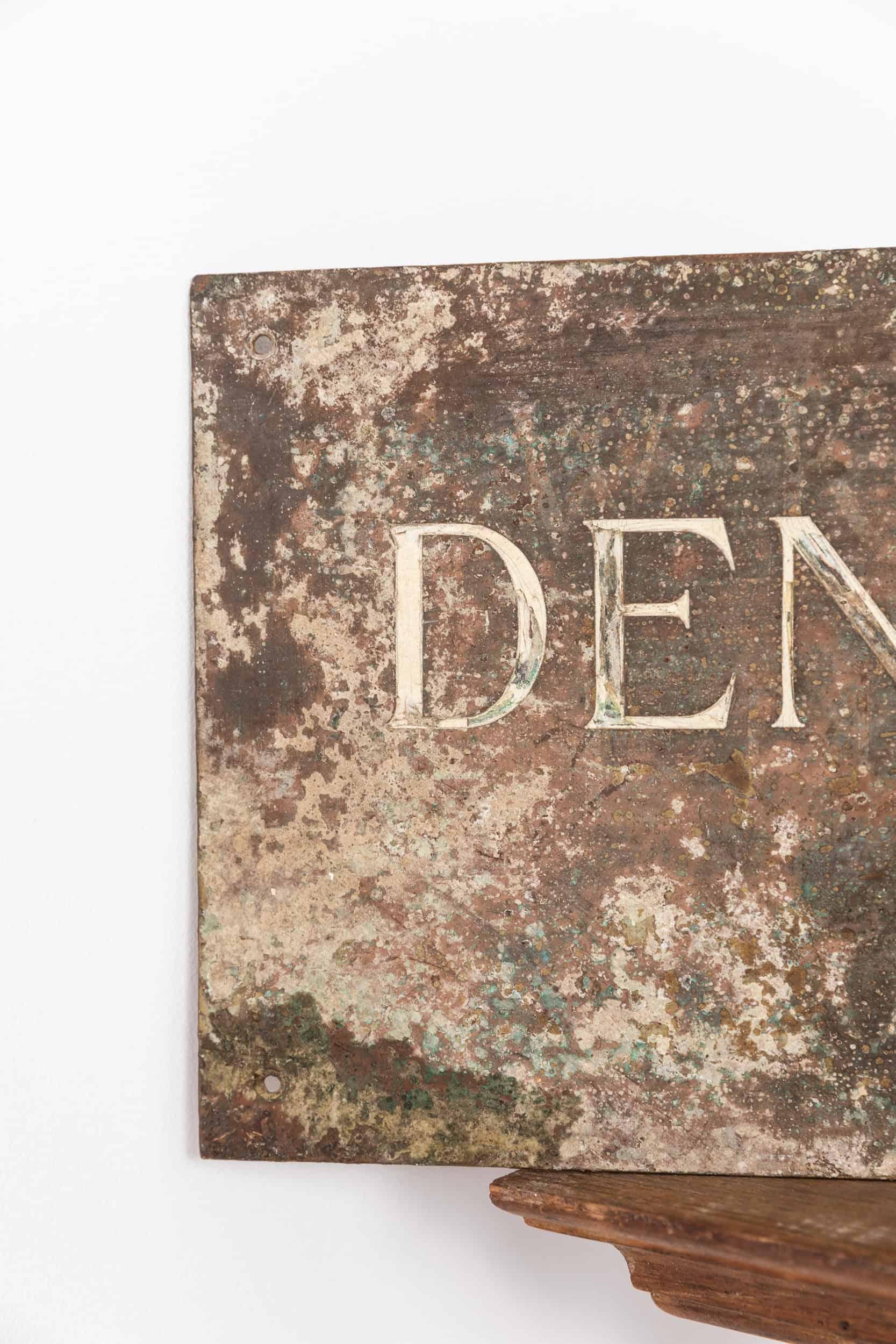 Art Déco Antica targa in ottone intarsiato per il dentista. A.I.C. 1920 in vendita