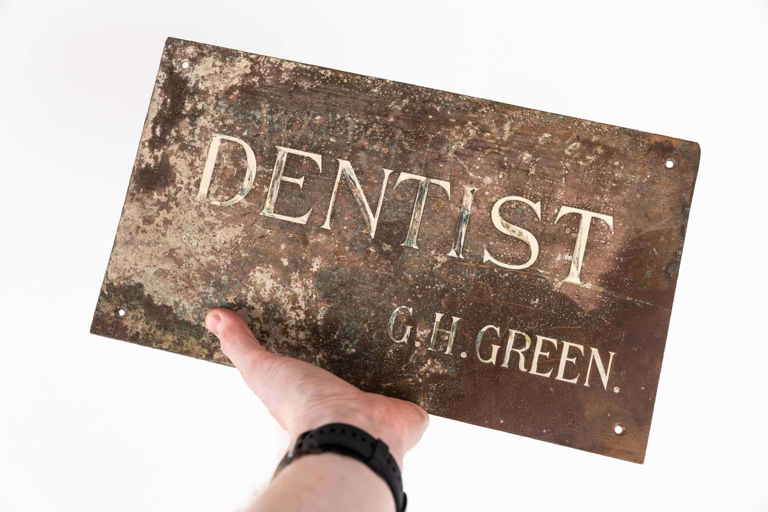 Intarsio Antica targa in ottone intarsiato per il dentista. A.I.C. 1920 in vendita