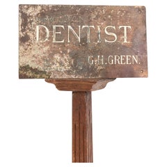 Placa de señalización de entrada de dentista con incrustaciones de latón antiguo. c.1920