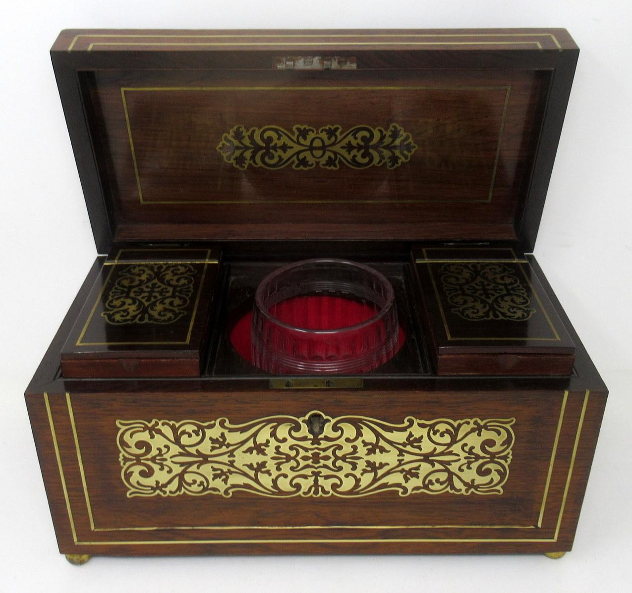 Anglais Ancienne boîte à thé de style Régence anglaise en acajou incrusté de laiton 19ème siècle en vente