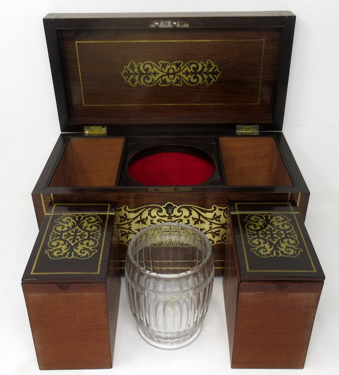 XIXe siècle Ancienne boîte à thé de style Régence anglaise en acajou incrusté de laiton 19ème siècle en vente