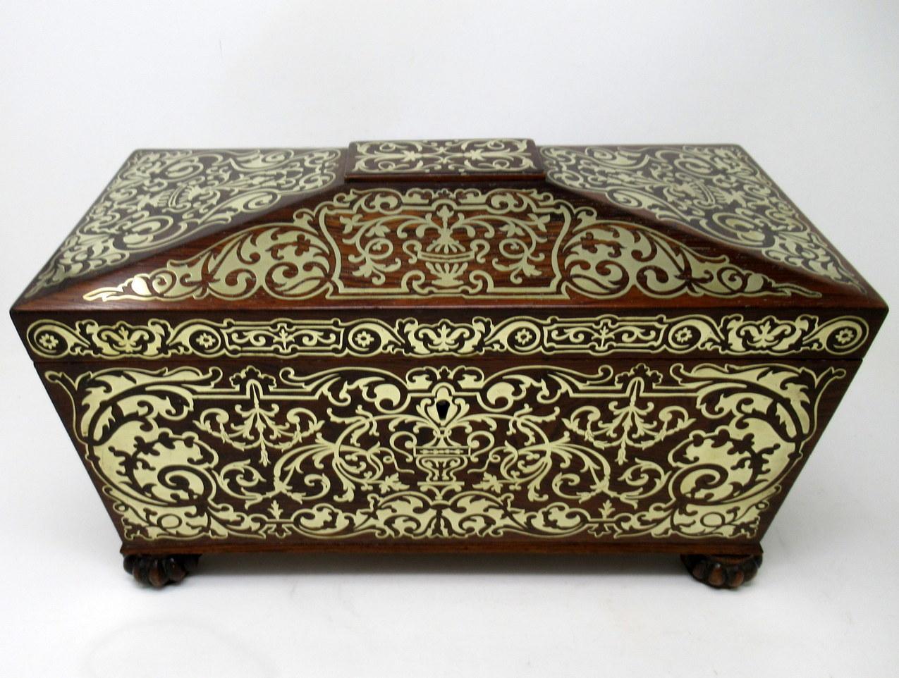 Superbe exemple d'une double boîte à thé en mahoganu de style Régence anglaise, de forme traditionnelle de sarcophage, avec de somptueuses incrustations de laiton. Le couvercle à charnière en forme de dôme renferme un intérieur complet d'origine,