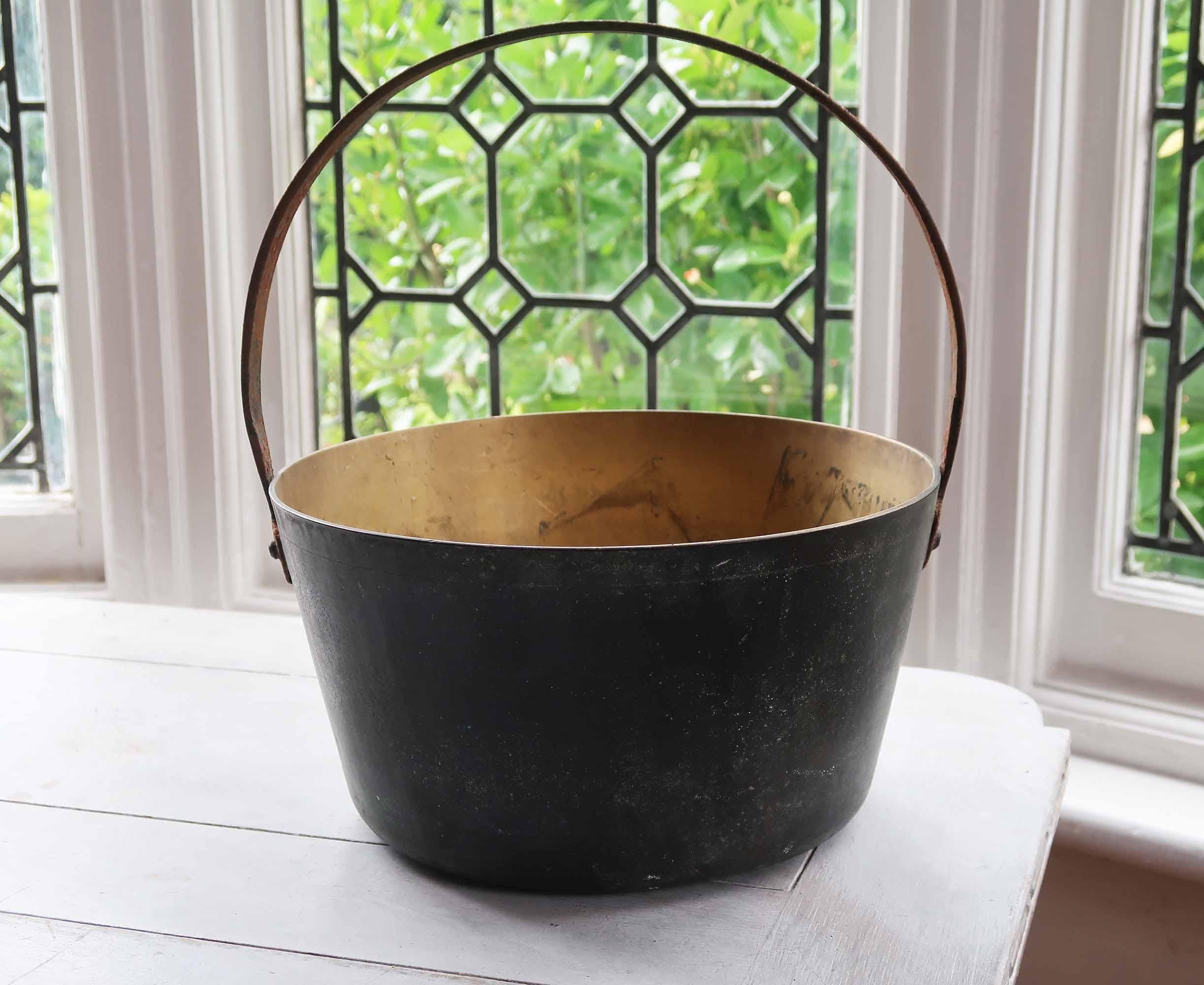 Ottimo accessorio rustico per la cucina country

Condizioni della casa di campagna. Patina originale sul manico in ottone e ferro. Non lucidato.

Spedizione gratuita nel Regno Unito

