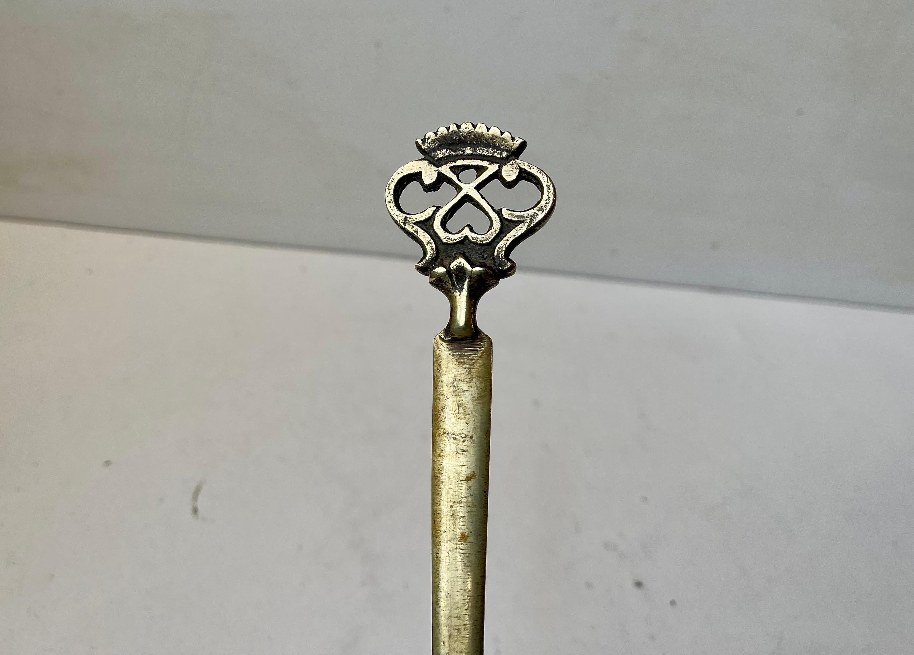 Antique Brass Letter Opener with Celtic Cifer - Symbolism In Good Condition For Sale In Esbjerg, DK