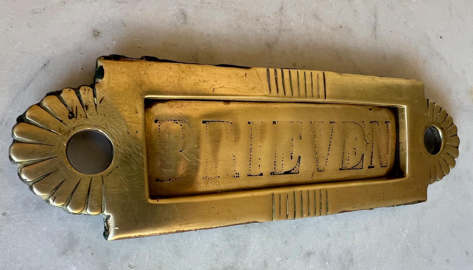 Laiton Couvercle de boîte aux lettres antique en laiton, c. 1930's en vente