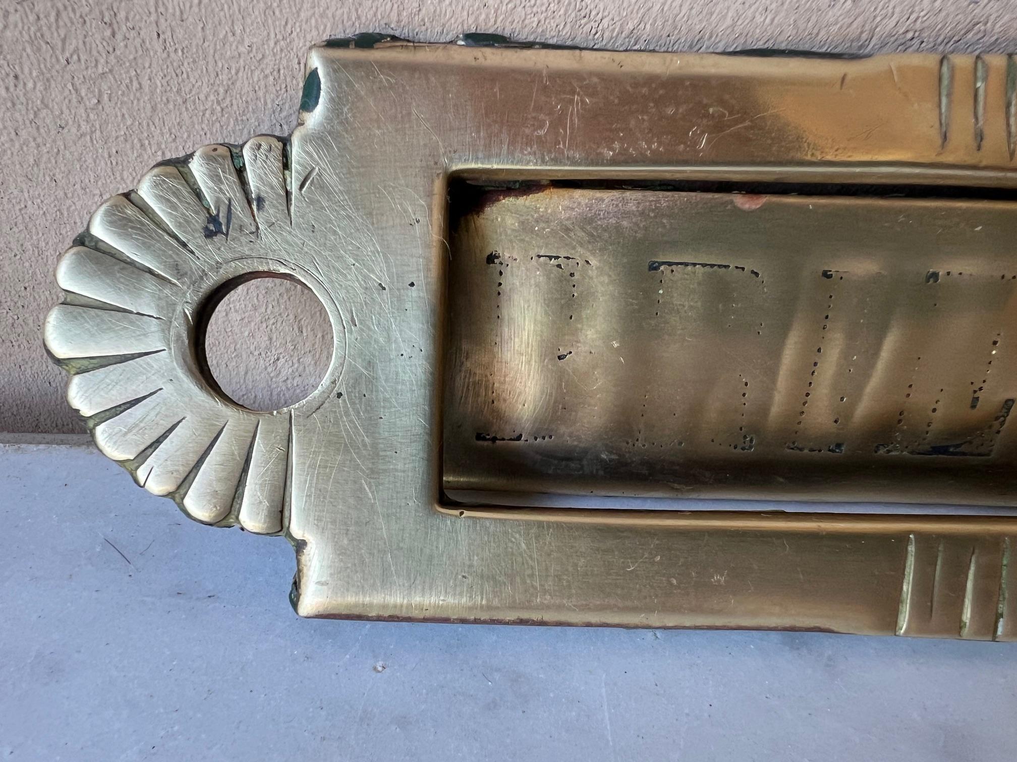 Couvercle de boîte aux lettres antique en laiton, c. 1930's en vente 1
