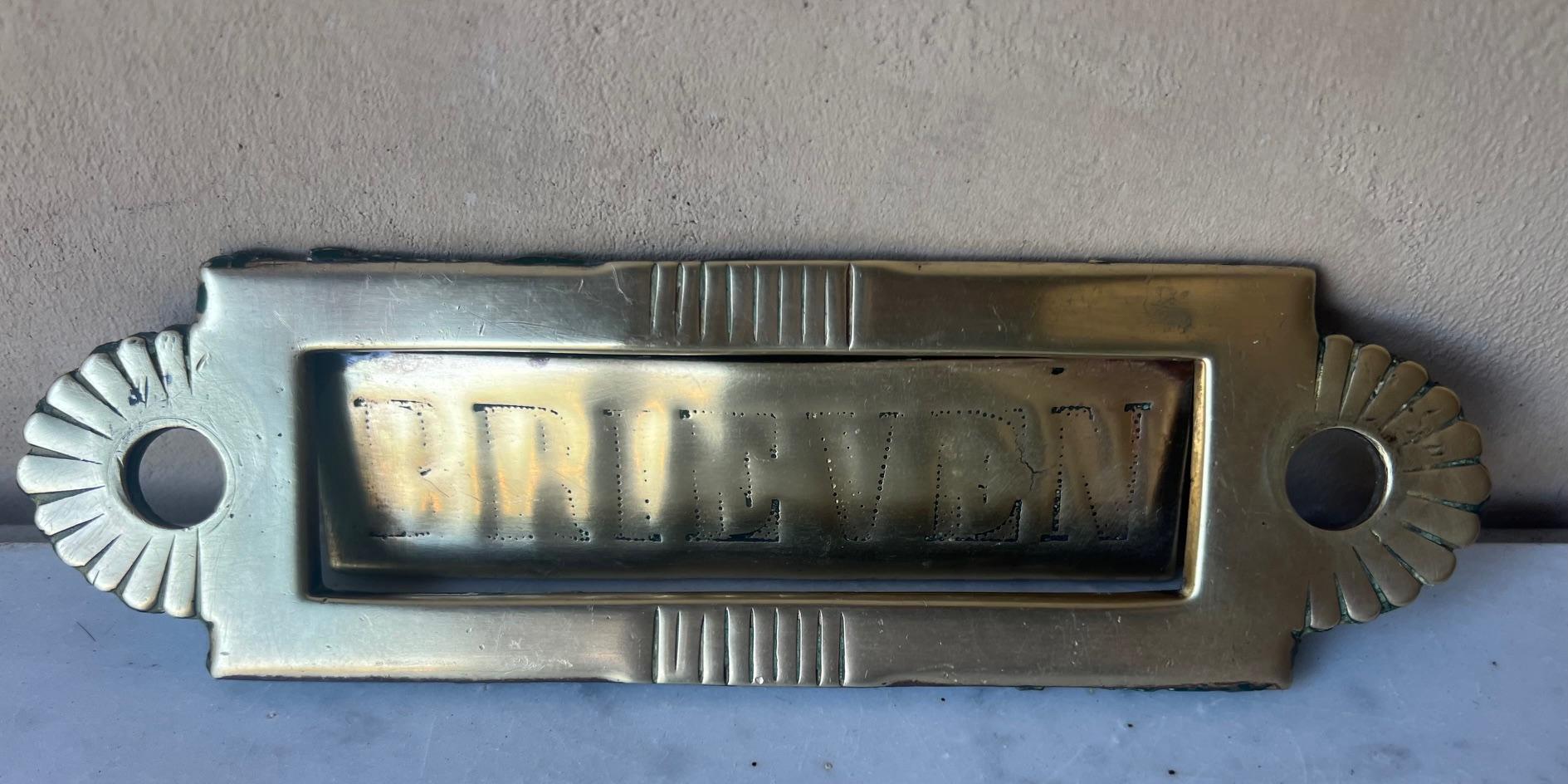 Couvercle de boîte aux lettres antique en laiton, c. 1930's en vente 2