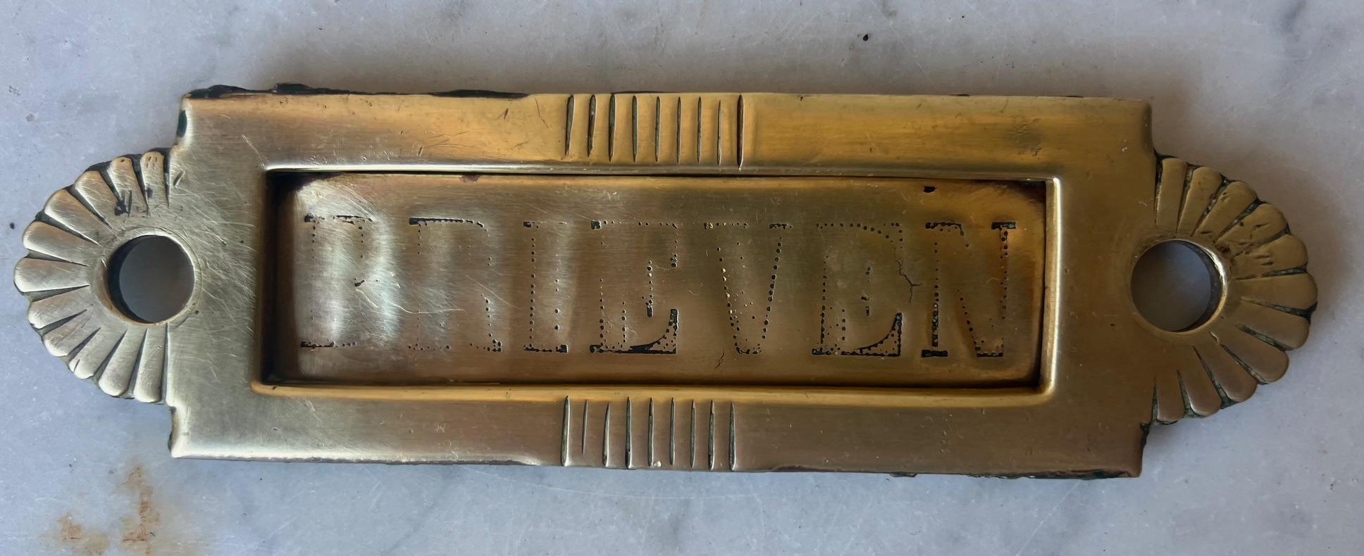 Couvercle de boîte aux lettres antique en laiton, c. 1930's en vente 3