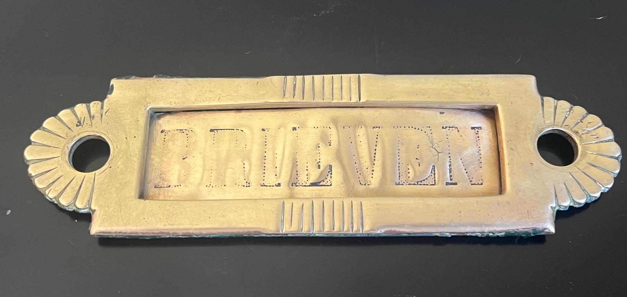Art déco Couvercle de boîte aux lettres antique en laiton, c. 1930's en vente