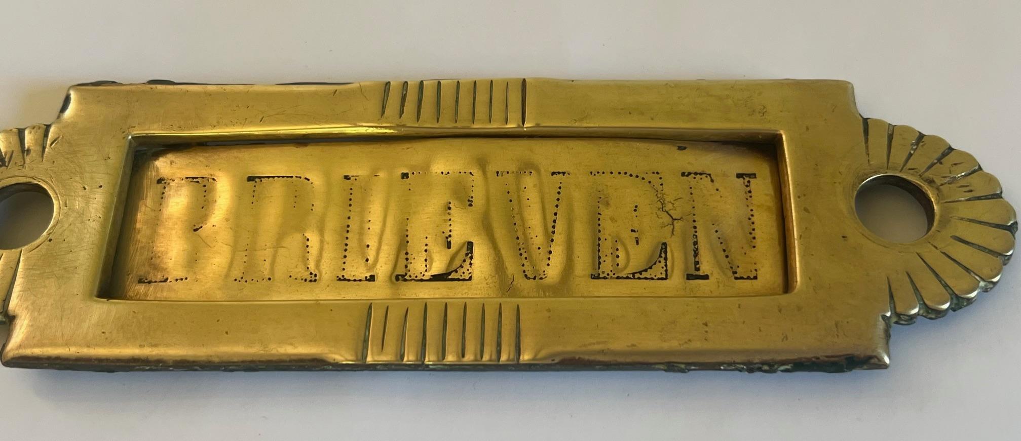 Néerlandais Couvercle de boîte aux lettres antique en laiton, c. 1930's en vente