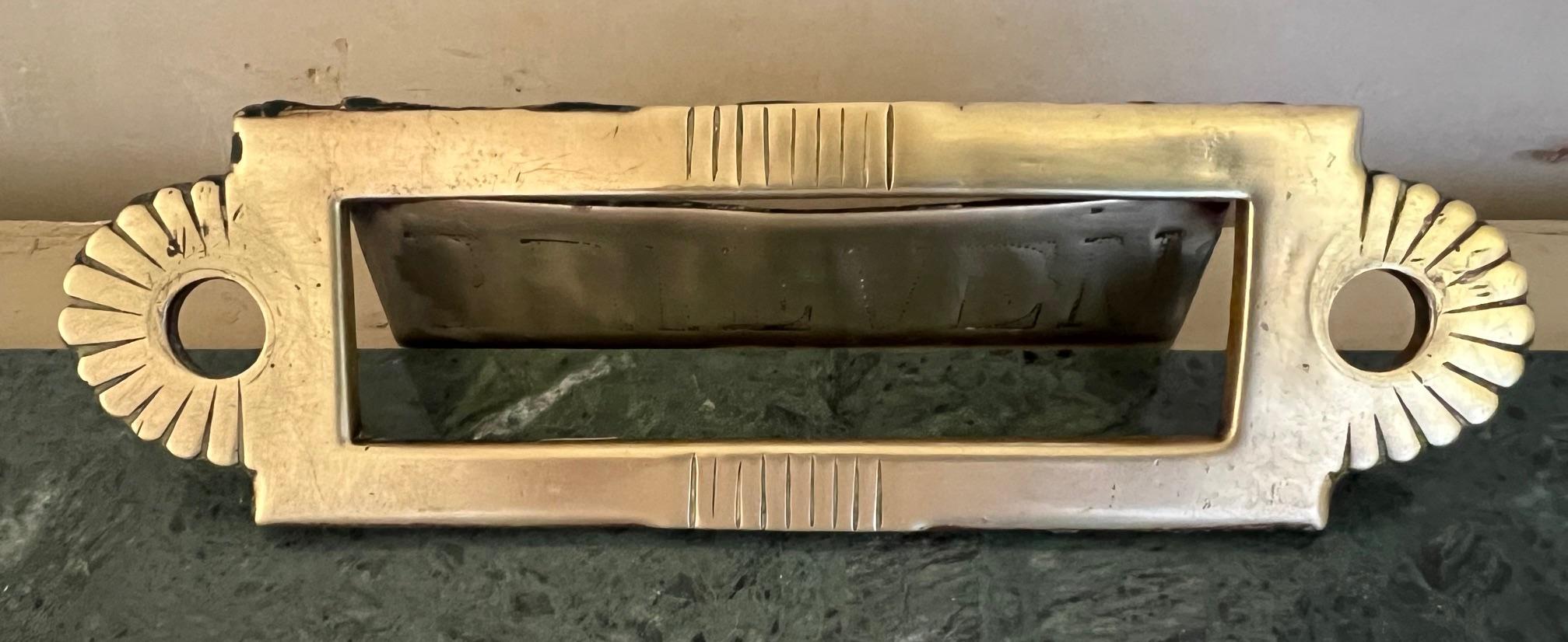 Moulage Couvercle de boîte aux lettres antique en laiton, c. 1930's en vente