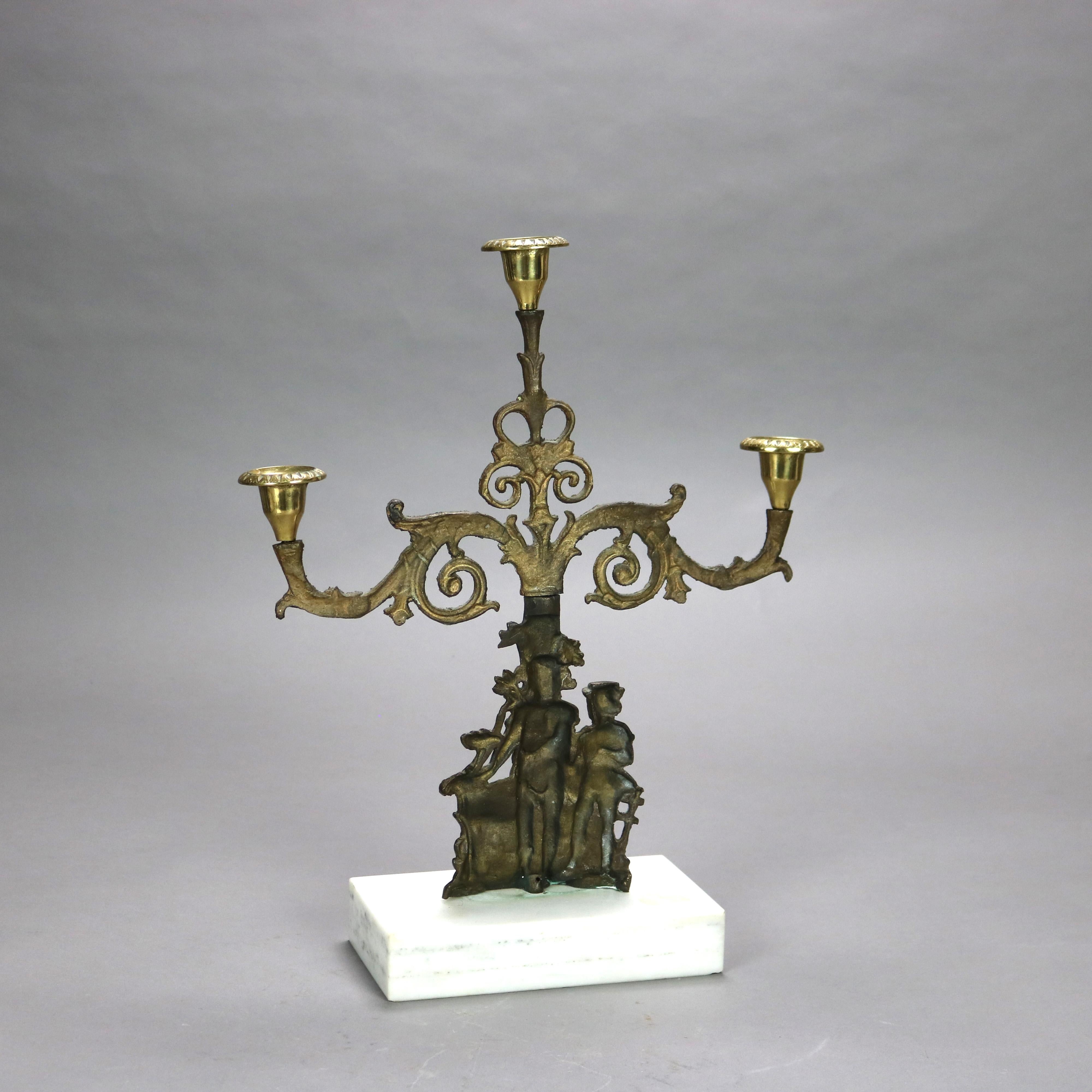 Laiton Candélabre Girandole antique en laiton et marbre avec figures C1890 en vente