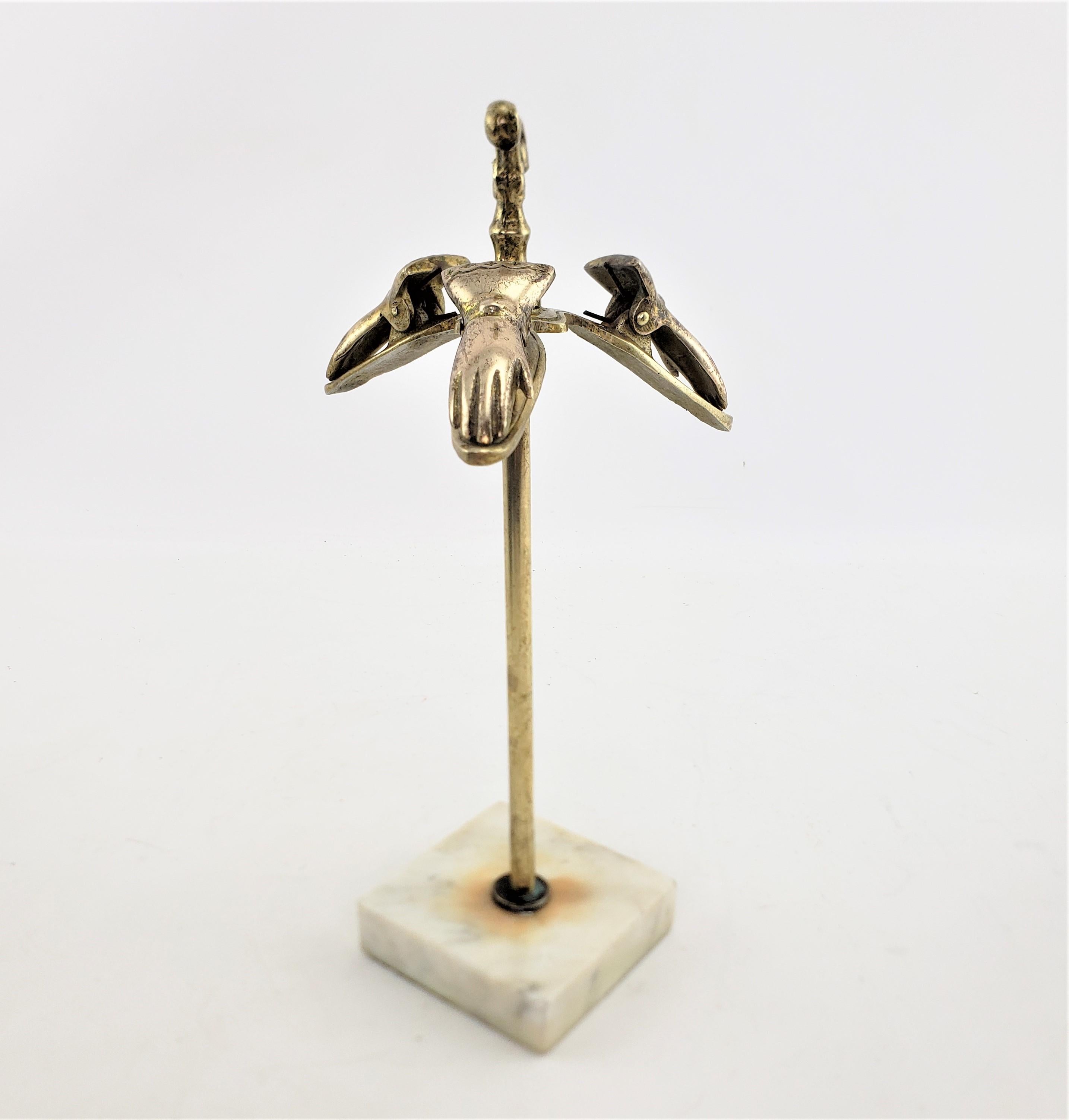 Antike Messing & Metall Figural viktorianischen Damen Handschuhe Clip Stand oder Halter (Viktorianisch) im Angebot