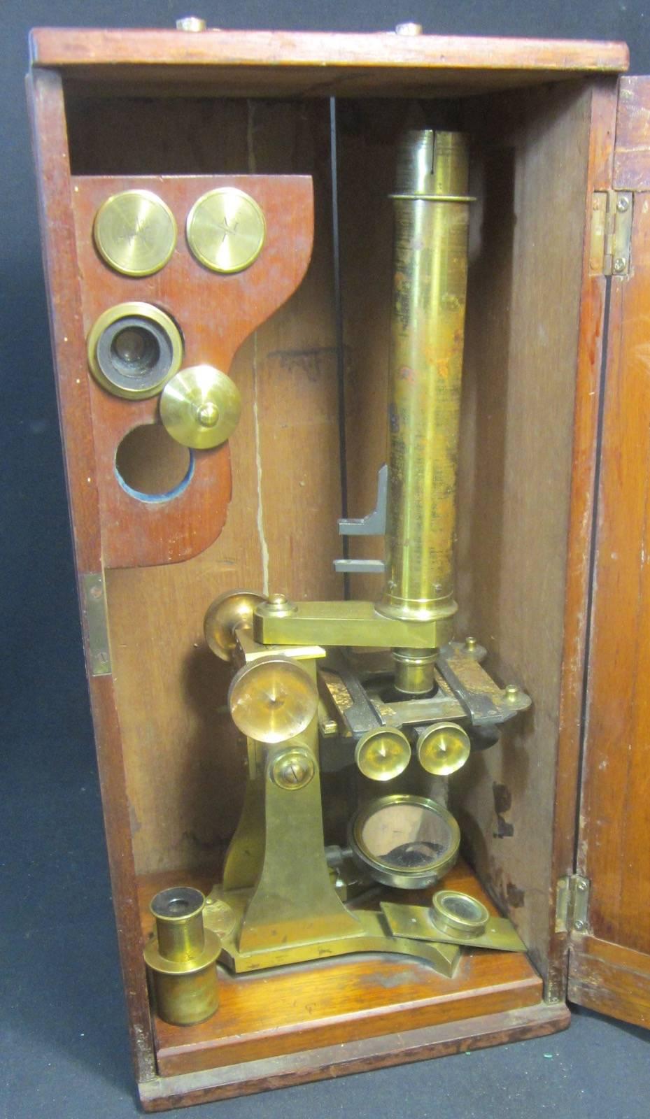 Microscope en laiton dans une boîte en acajou faite sur mesure,
plaque de fabricant.
J&C Robbins, 146 Aldersgate S, Londres, 832,
active de 1850 à 1875,
La mallette mesure : 22 x 18 x 46cm de hauteur.
