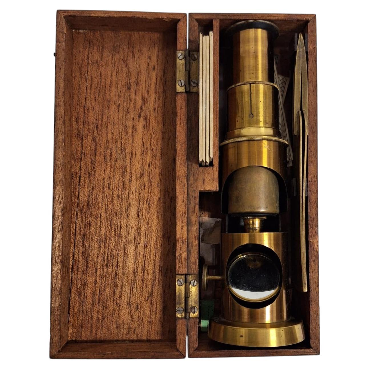 Microscope en laiton ancien dans un coffret en bois, 1880 en vente