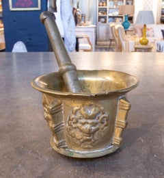 Antico mortaio e pestello in ottone con rilievi classici, 1950