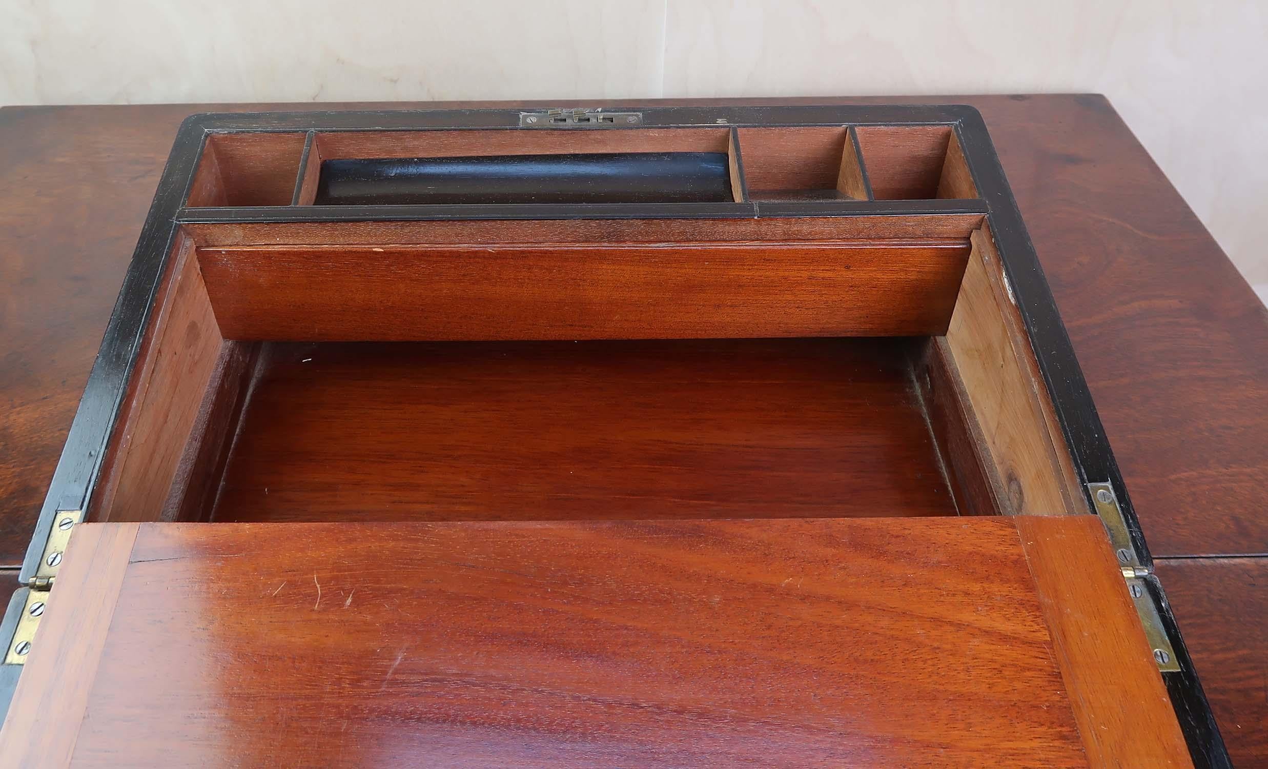 Boîte à écrire en noyer avec tiroirs secrets, montée sur laiton. A.C.C. C.1860 en vente 2