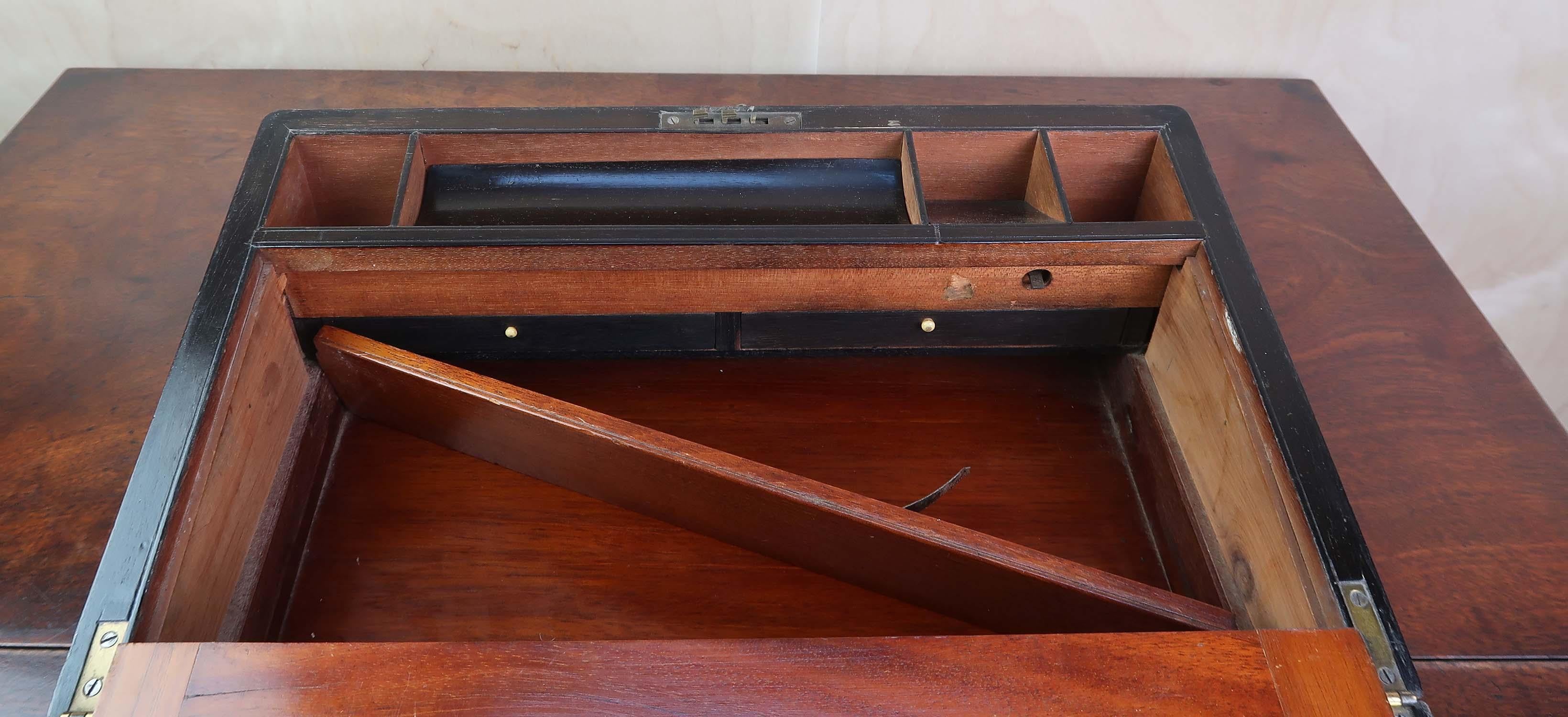 Boîte à écrire en noyer avec tiroirs secrets, montée sur laiton. A.C.C. C.1860 en vente 3