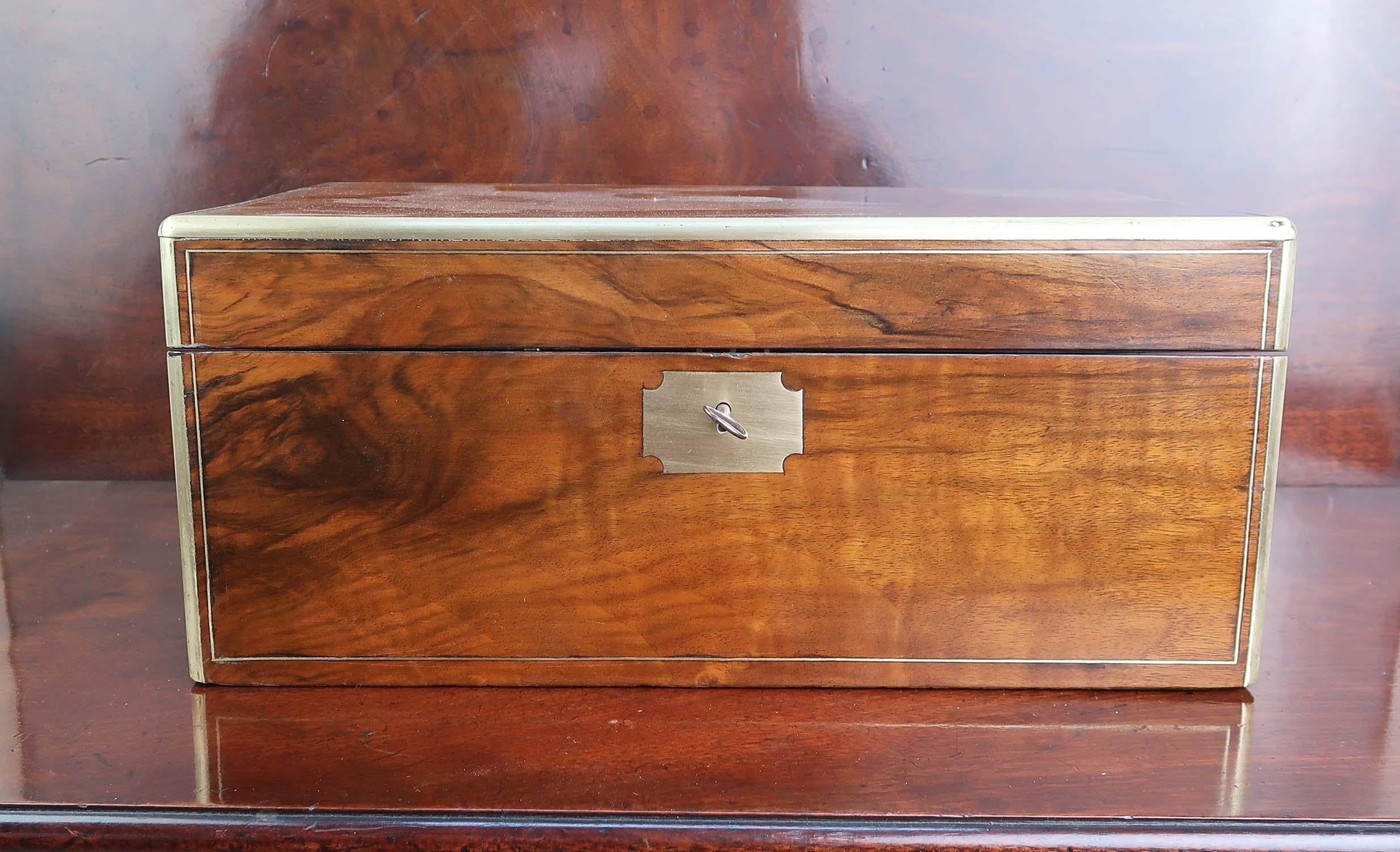 Campagne Boîte à écrire en noyer avec tiroirs secrets, montée sur laiton. A.C.C. C.1860 en vente