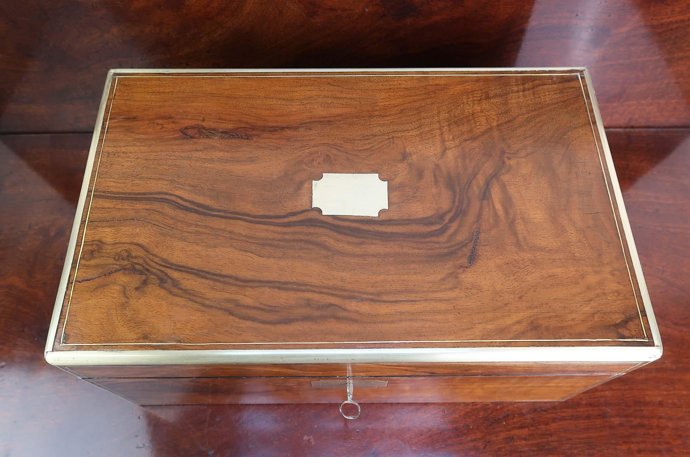 Anglais Boîte à écrire en noyer avec tiroirs secrets, montée sur laiton. A.C.C. C.1860 en vente