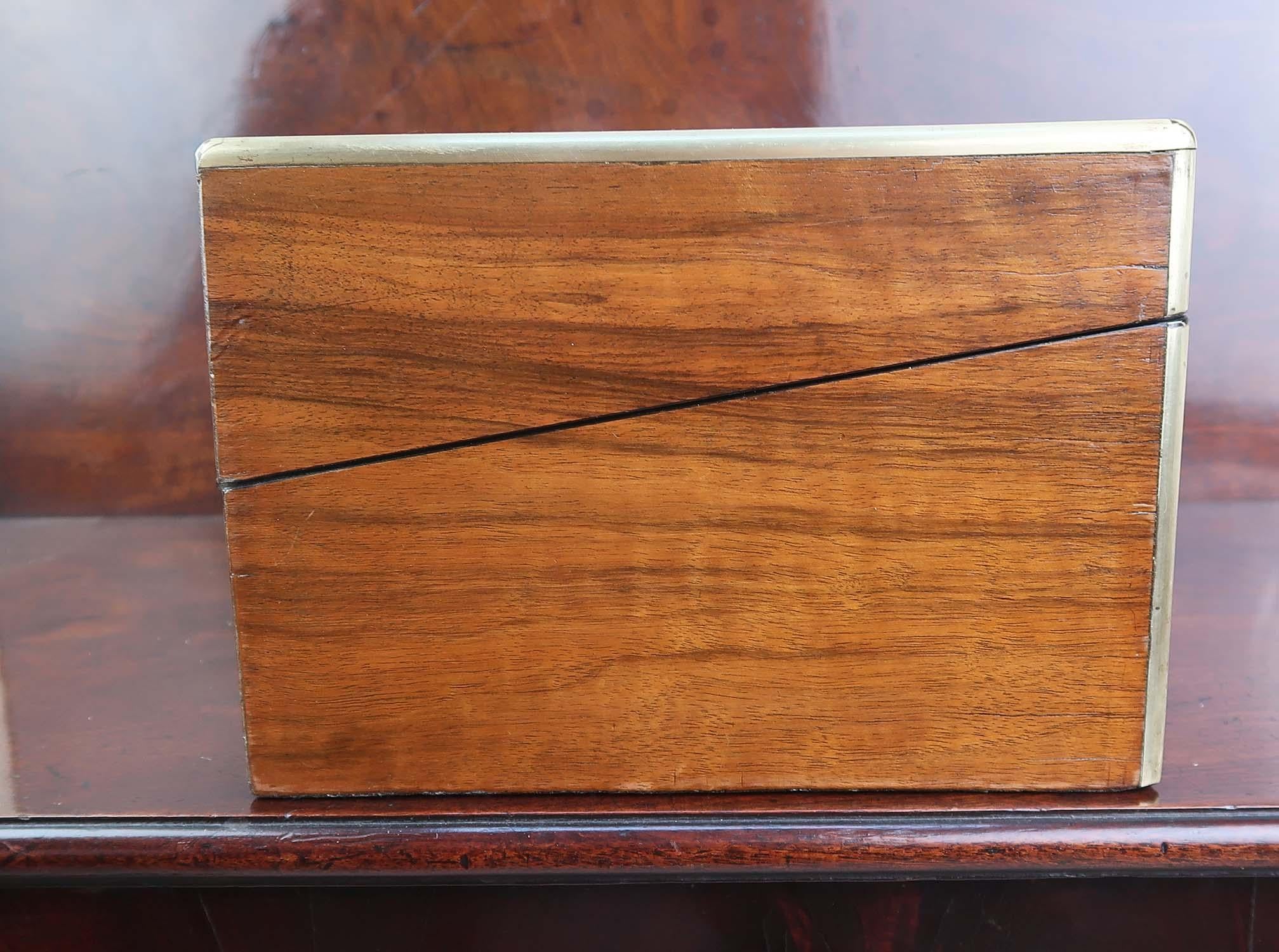 Placage Boîte à écrire en noyer avec tiroirs secrets, montée sur laiton. A.C.C. C.1860 en vente